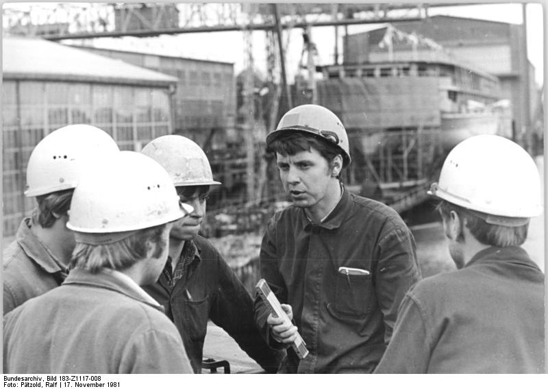 File:Bundesarchiv Bild 183-Z1117-008, Elbwerft Boizenburg, Jugendbrigade "Paul Cellnik".jpg