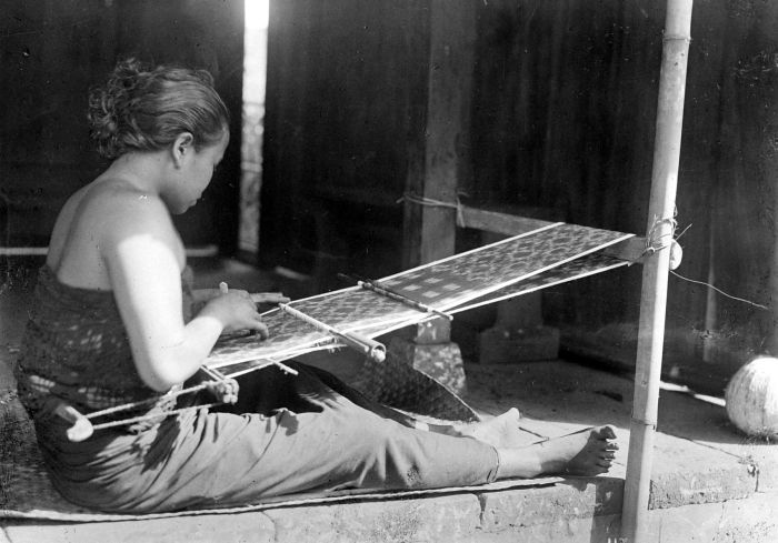 COLLECTIE TROPENMUSEUM Balinese weefster Tenganan TMnr 10014449