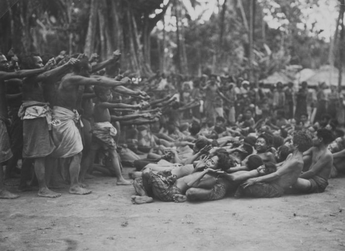 File:COLLECTIE TROPENMUSEUM De kecak of apendans TMnr 60042892.jpg