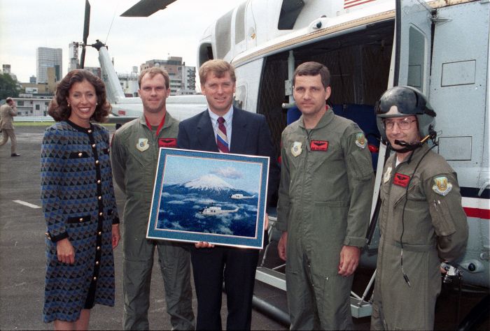 File:Dan Quayle and Marilyn Quayle accept a painting of Mt. Fuji.jpg