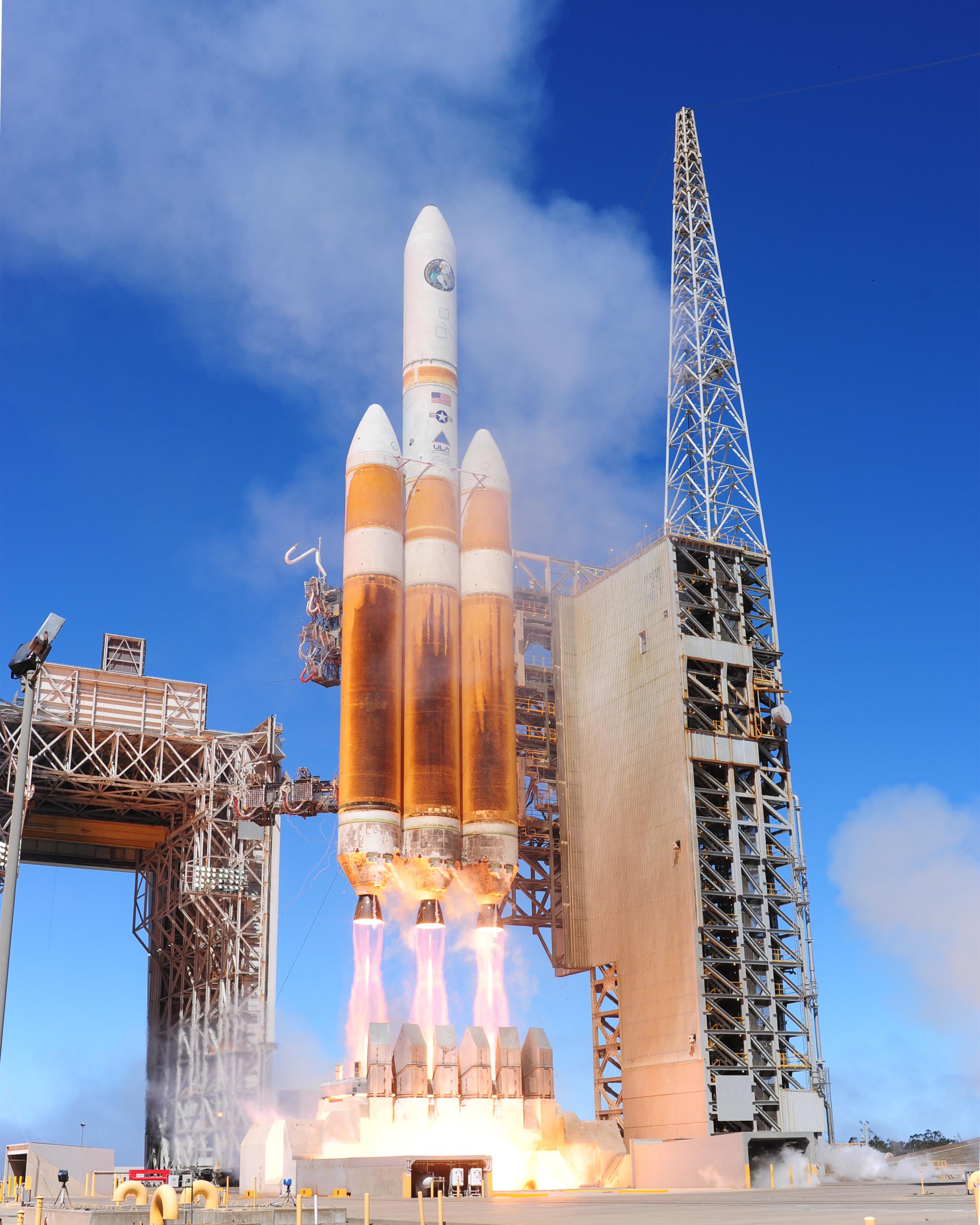 File:Delta IV Medium+ 4,2 with GOES P on Launch Pad 37B.jpg - Wikimedia  Commons