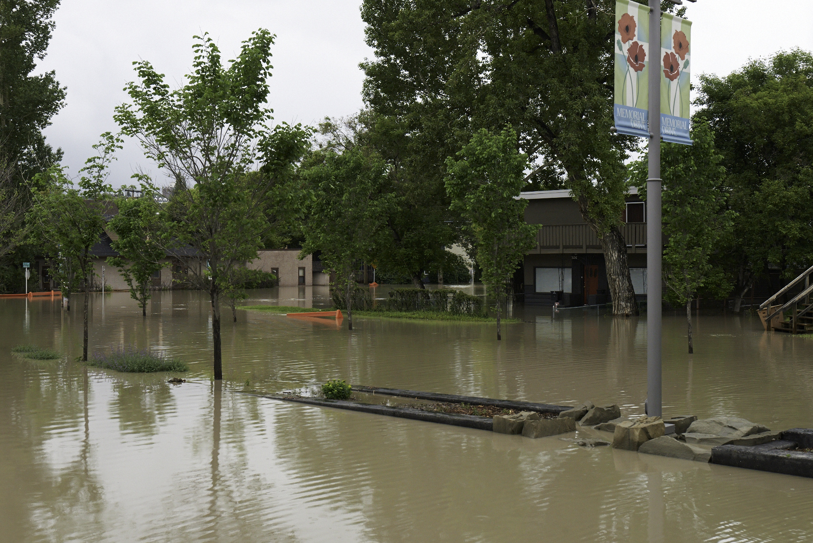 https://upload.wikimedia.org/wikipedia/commons/7/74/Flooded_Kensington_Homes%2C_Calgary_June_2013.jpg