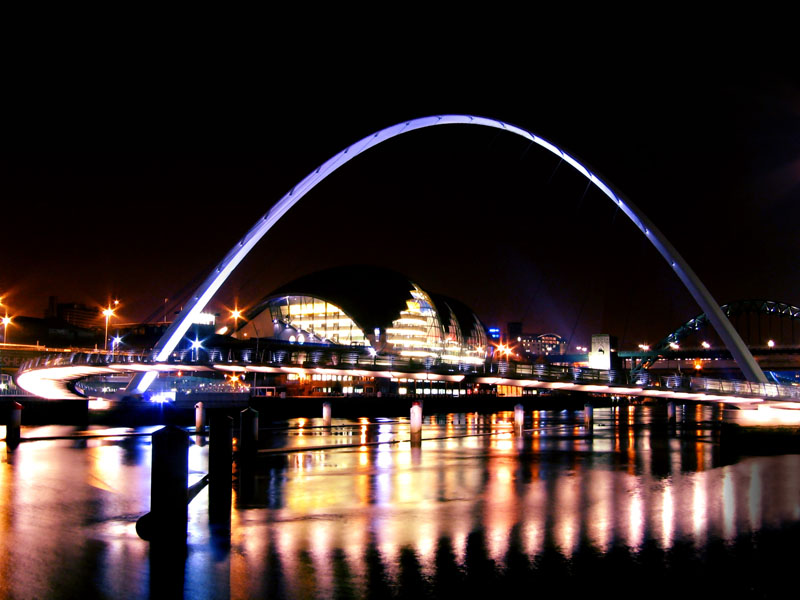File:Gateshead Millennium Bridge at night in January 2006.jpg