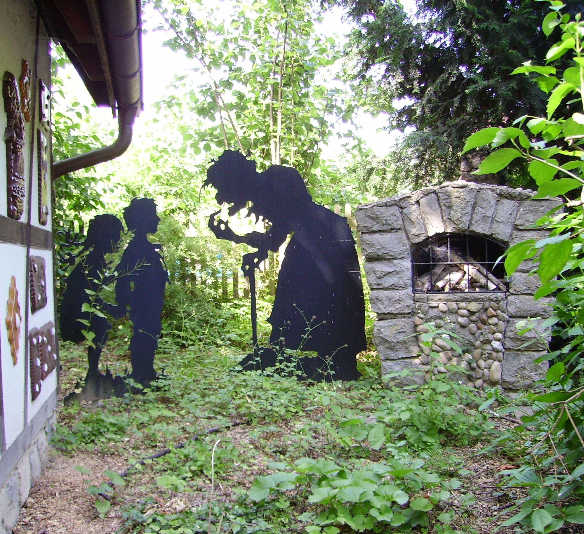 Das sind die Figuren von Hänsel und Gretel in einem Märchen-Garten.