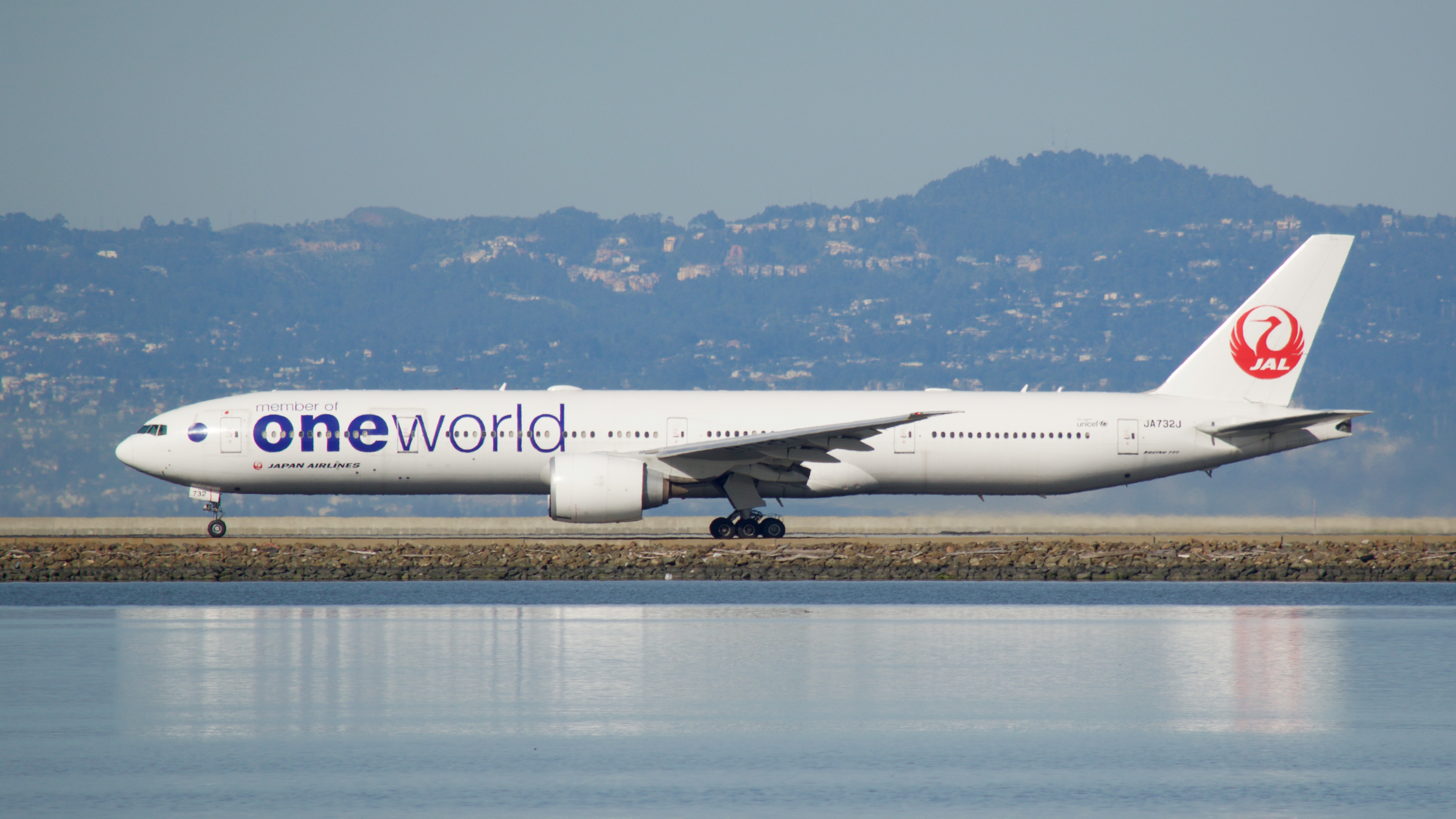 File:Japan Air Lines Boeing 777 -300 JAL oneworld (33734201212 