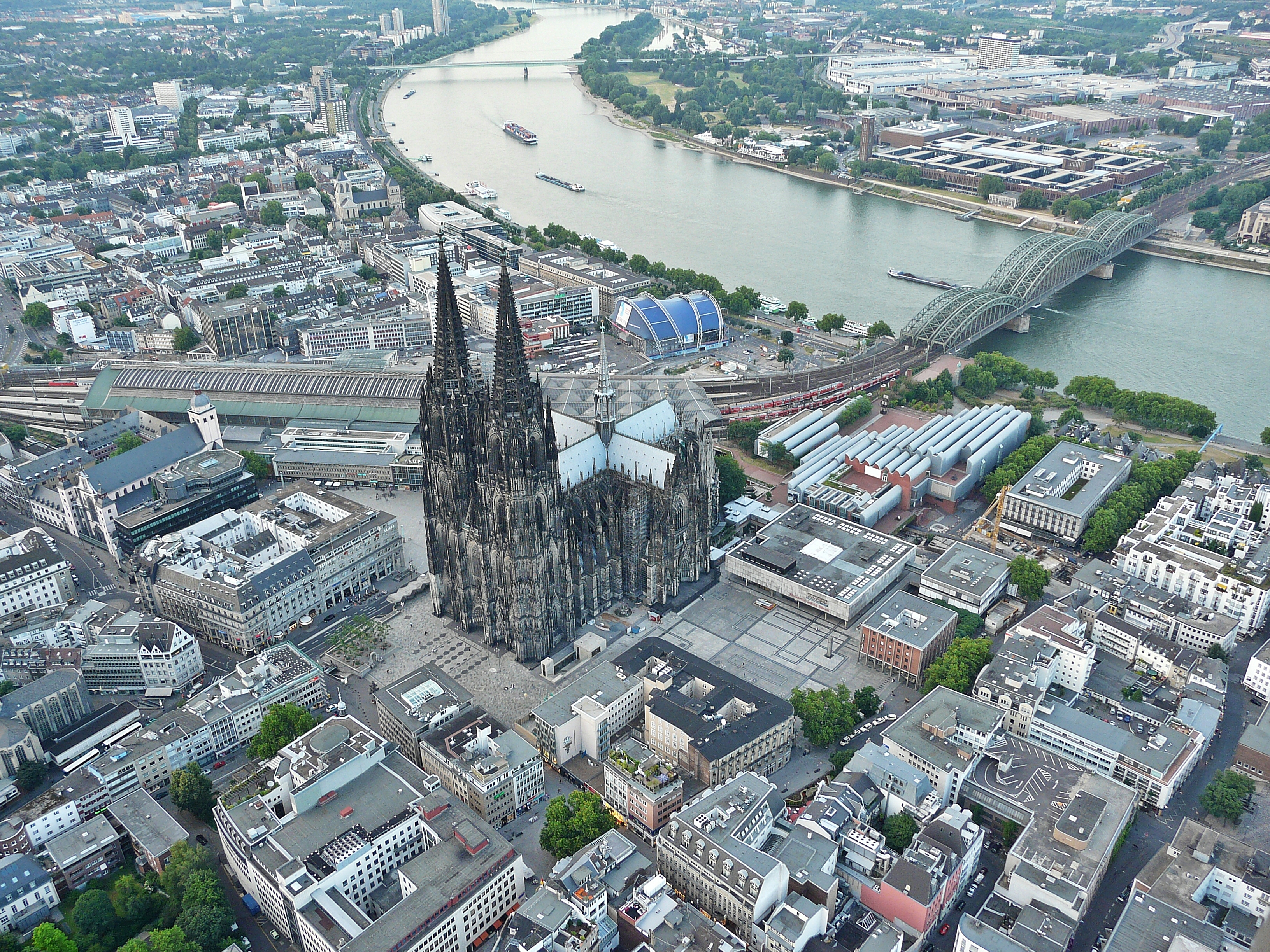 Kölner Dom002 (Flight over Cologne).jpg