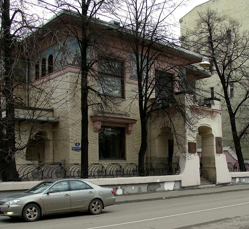 M Dmitrovka Ryabushinsky Schechtel side.jpg