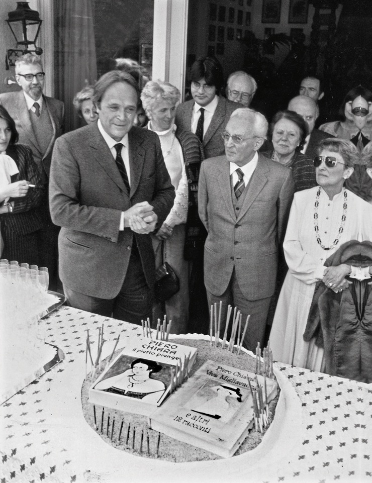 El escritor (en el centro) con dos de sus obras: ''Il piatto piange'' y  ''Viva Migliavacca! e altri 12 racconti''. Imagen de 1982.