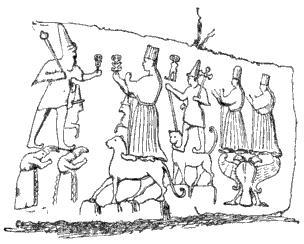 Centraal reliëf gebeeldhouwd onder koning Tudhaliya IV (1240-1215 v.C). Van links naar rechts: de stormgod van de Hurrieten Teshub op twee berggoden, de Hurriteische zonnegodin Hebat (ook wel bekend als Aruna of Arinna) op een katachtige, hun zoon Sharruma op een katachtige, twee vrouwelijke godinnen op een tweekoppige adelaar.