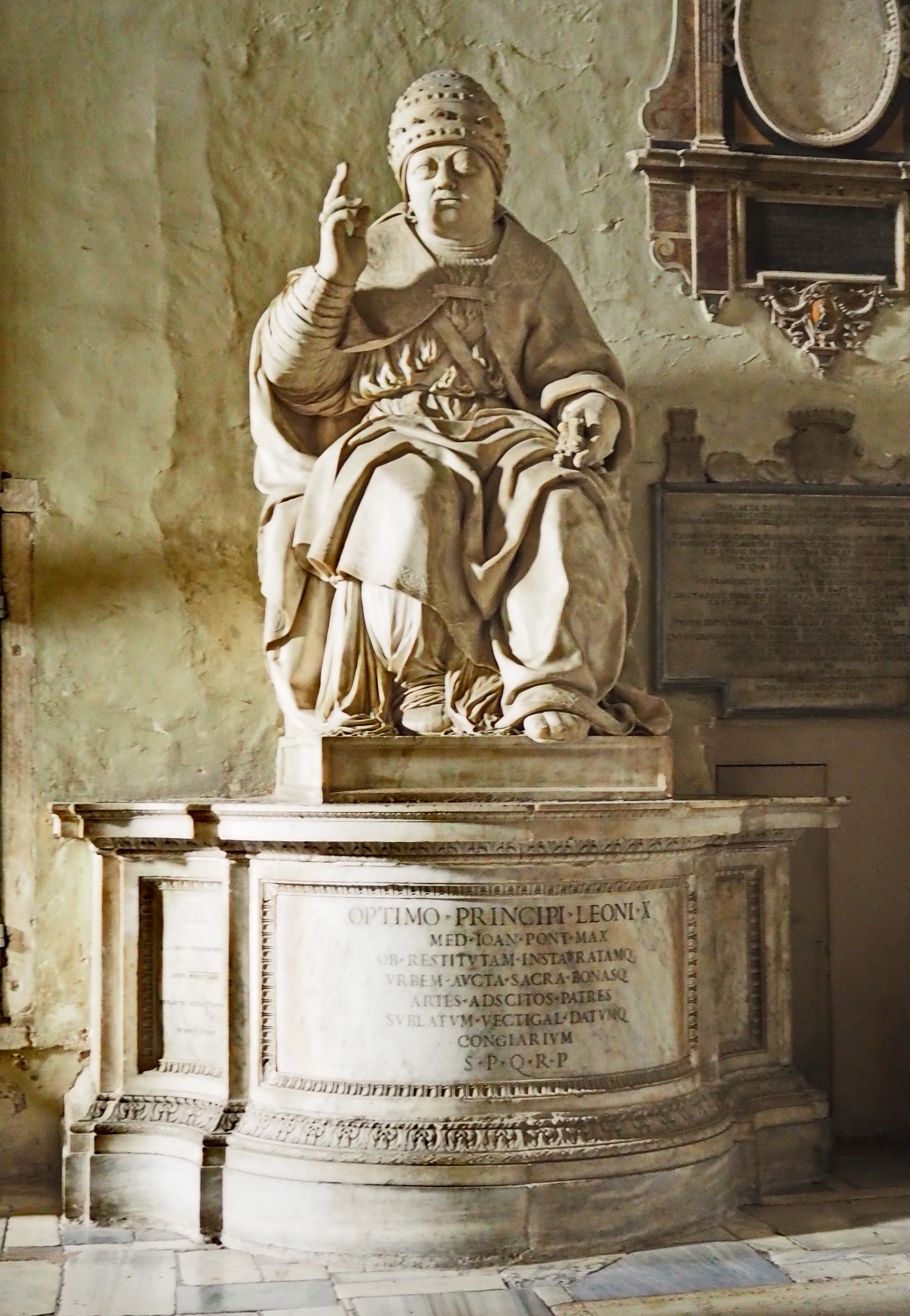 File:Santa Maria in Aracoeli Statue Leo X.JPG - Wikimedia Commons