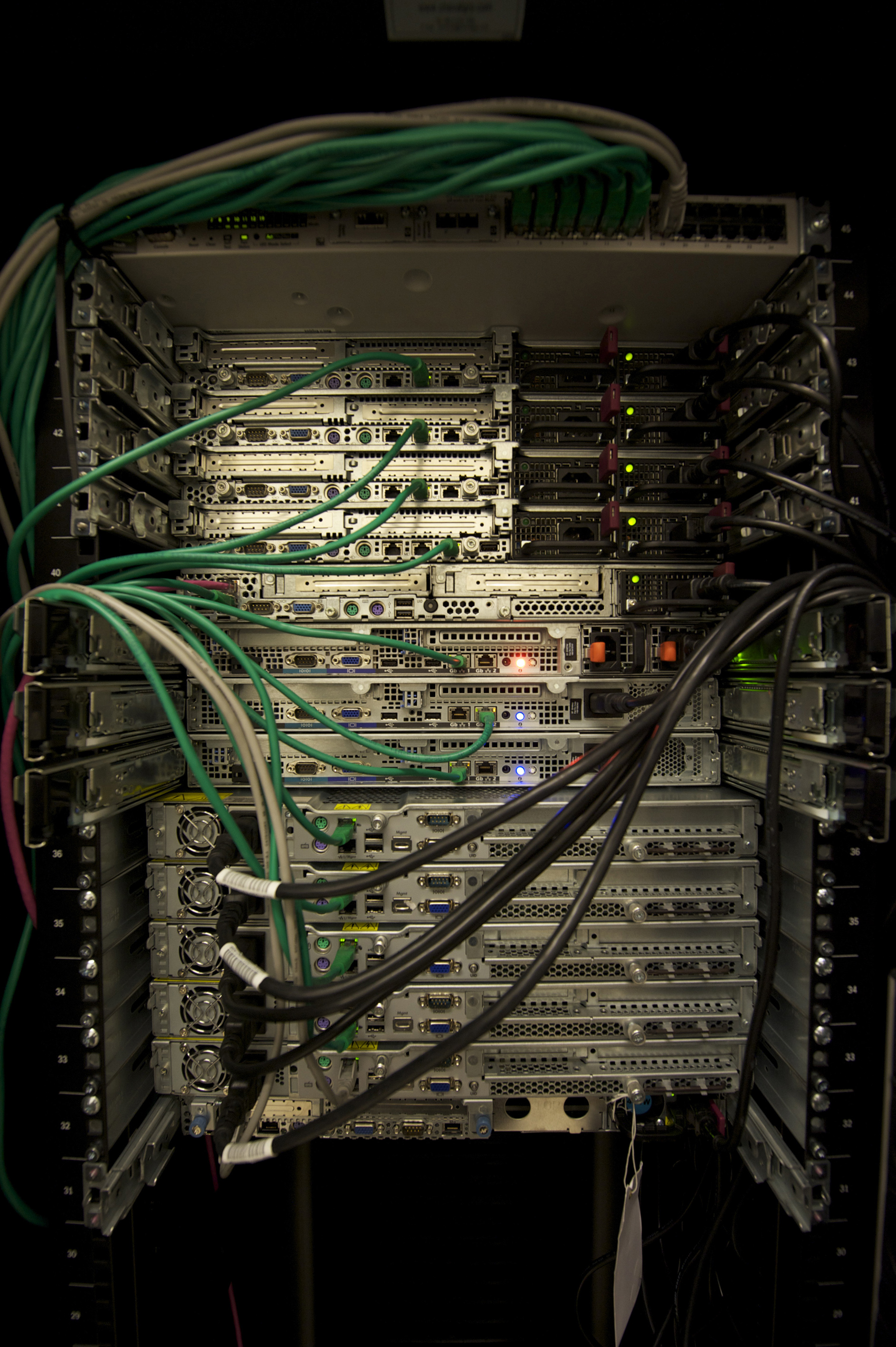 File:Servers in a Rack.jpg - Wikipedia