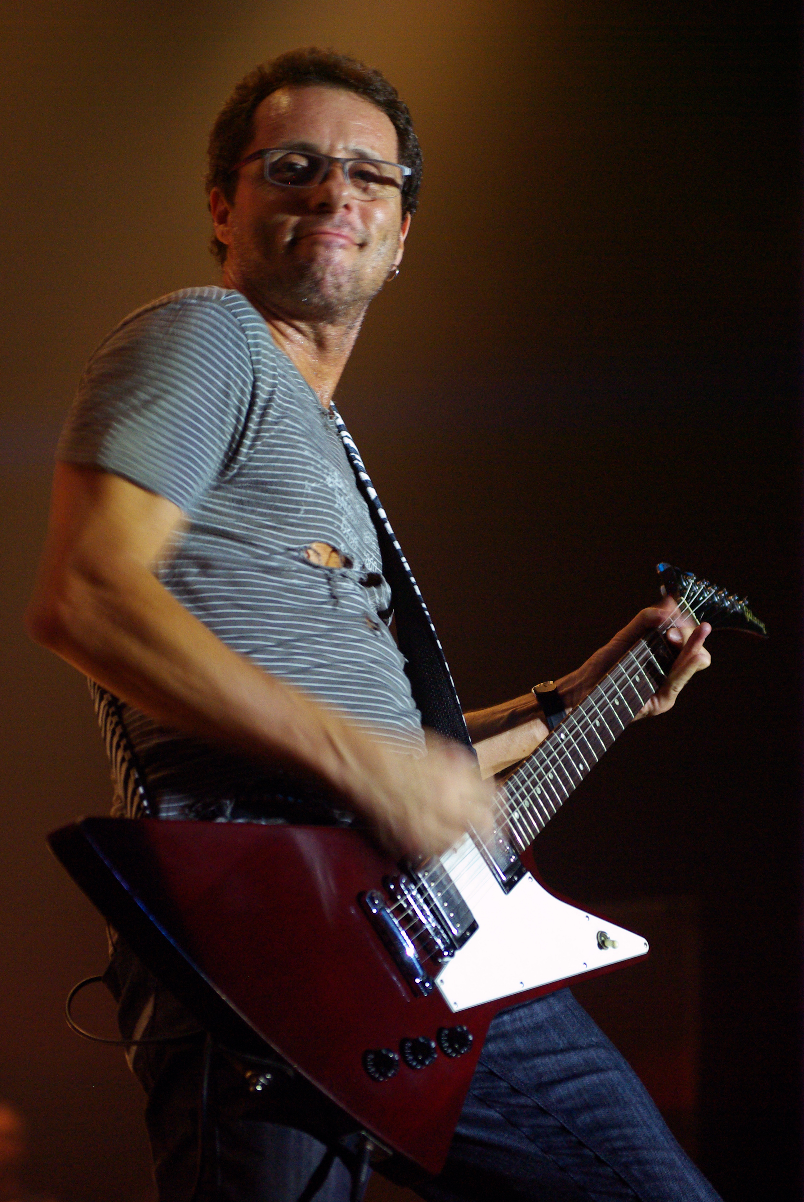 Tony Bellotto in 2009 during a Titãs & [[Os Paralamas do Sucesso]] show in [[Recife]], Pernambuco, Brazil.