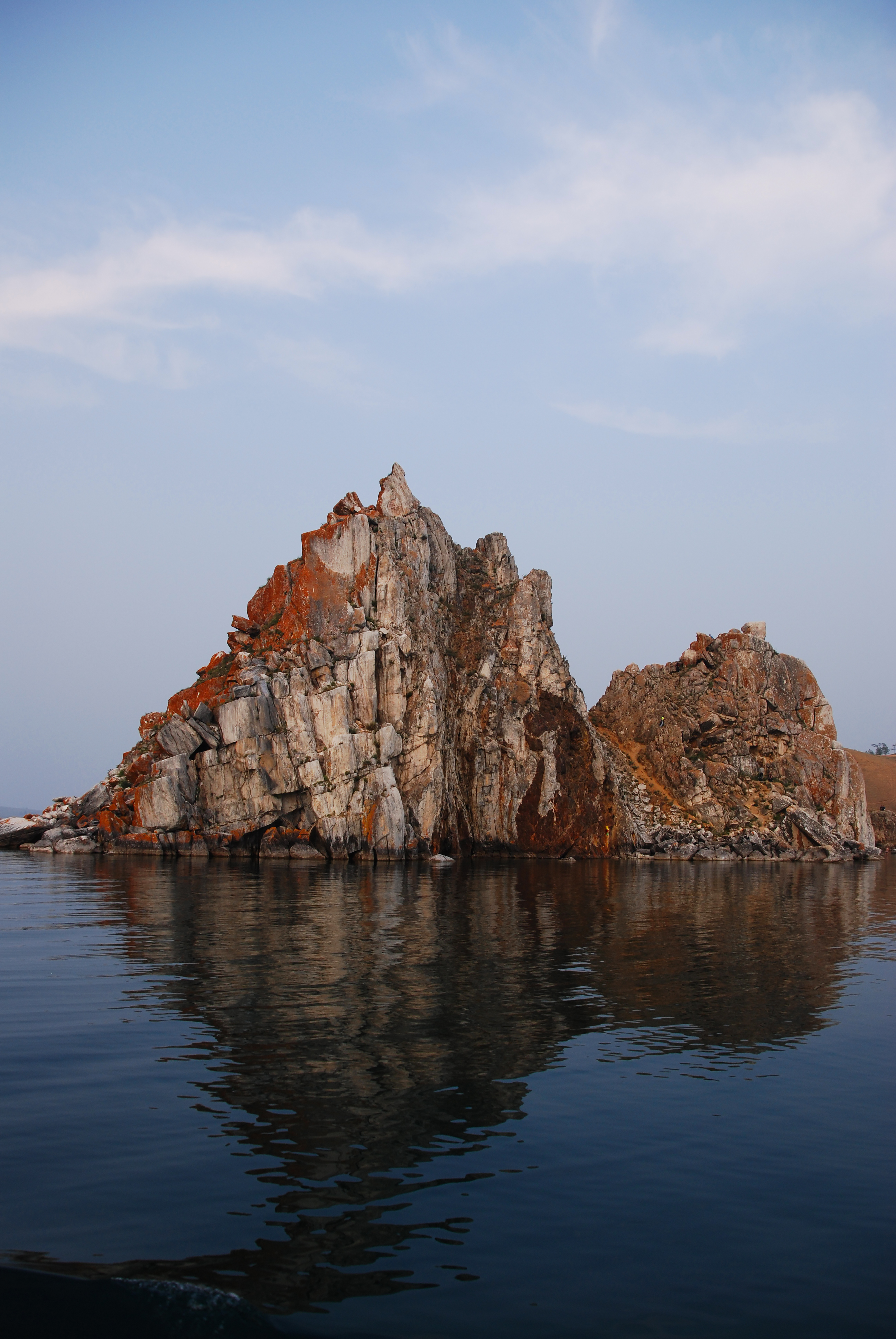 Скала Шаманка на Байкале дракон