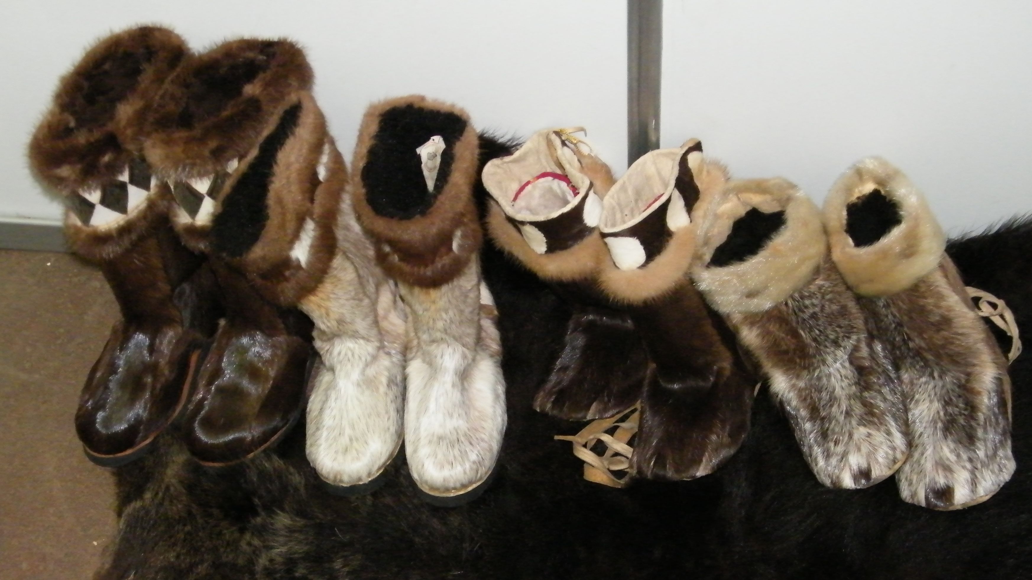 Какой вид традиционной меховой обуви. Торбаса меховые сапоги народов севера. Камчатские сувениры из меха. Унты Нанайские. Обувь эвенков.
