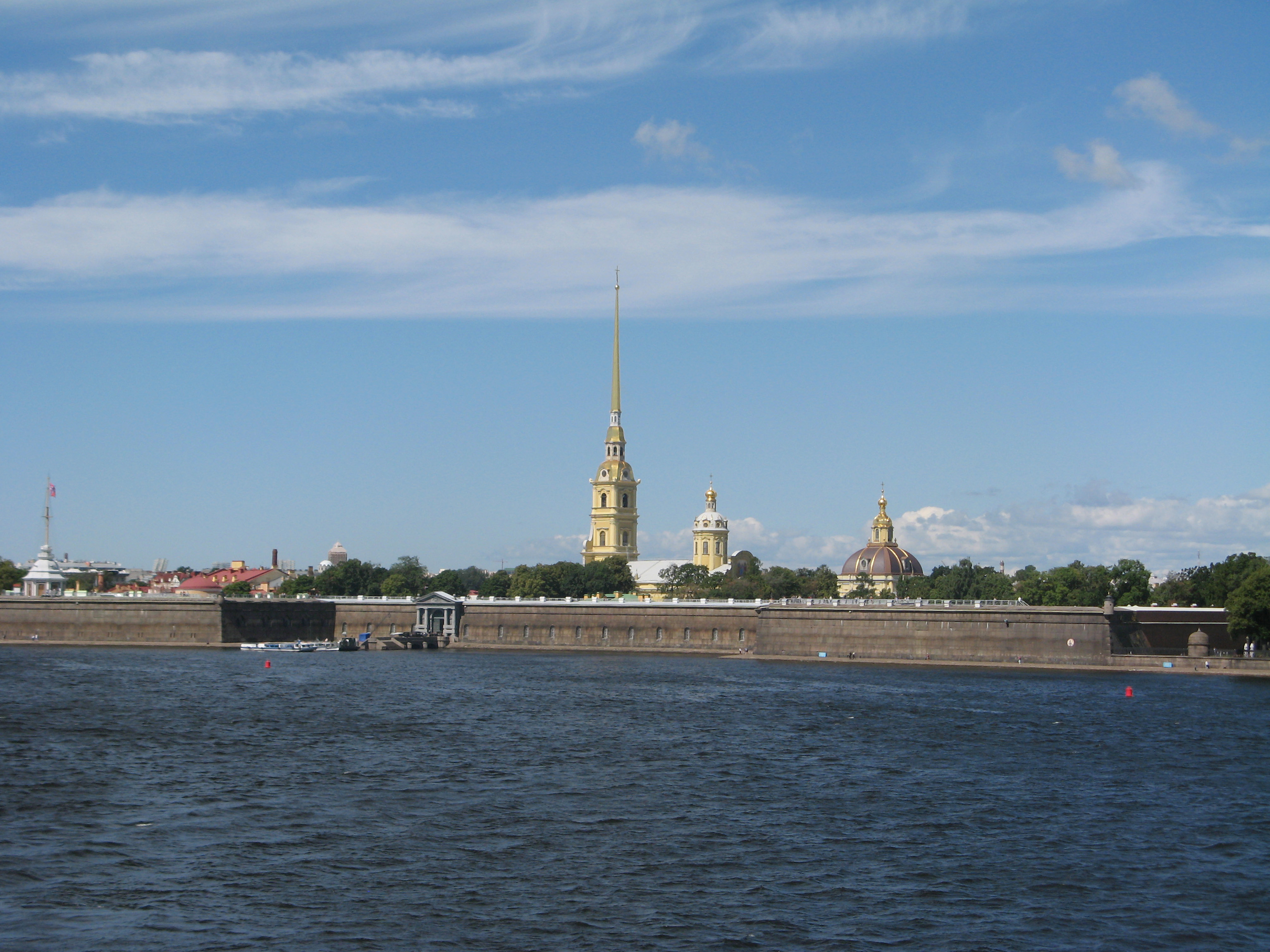 Знай город санкт петербург. Санкт-Петербург Петропавловская крепость Нева. Петропавловская крепость Пристань. Невская Куртина Петропавловской крепости. Петропавловский собор вид с Невы.