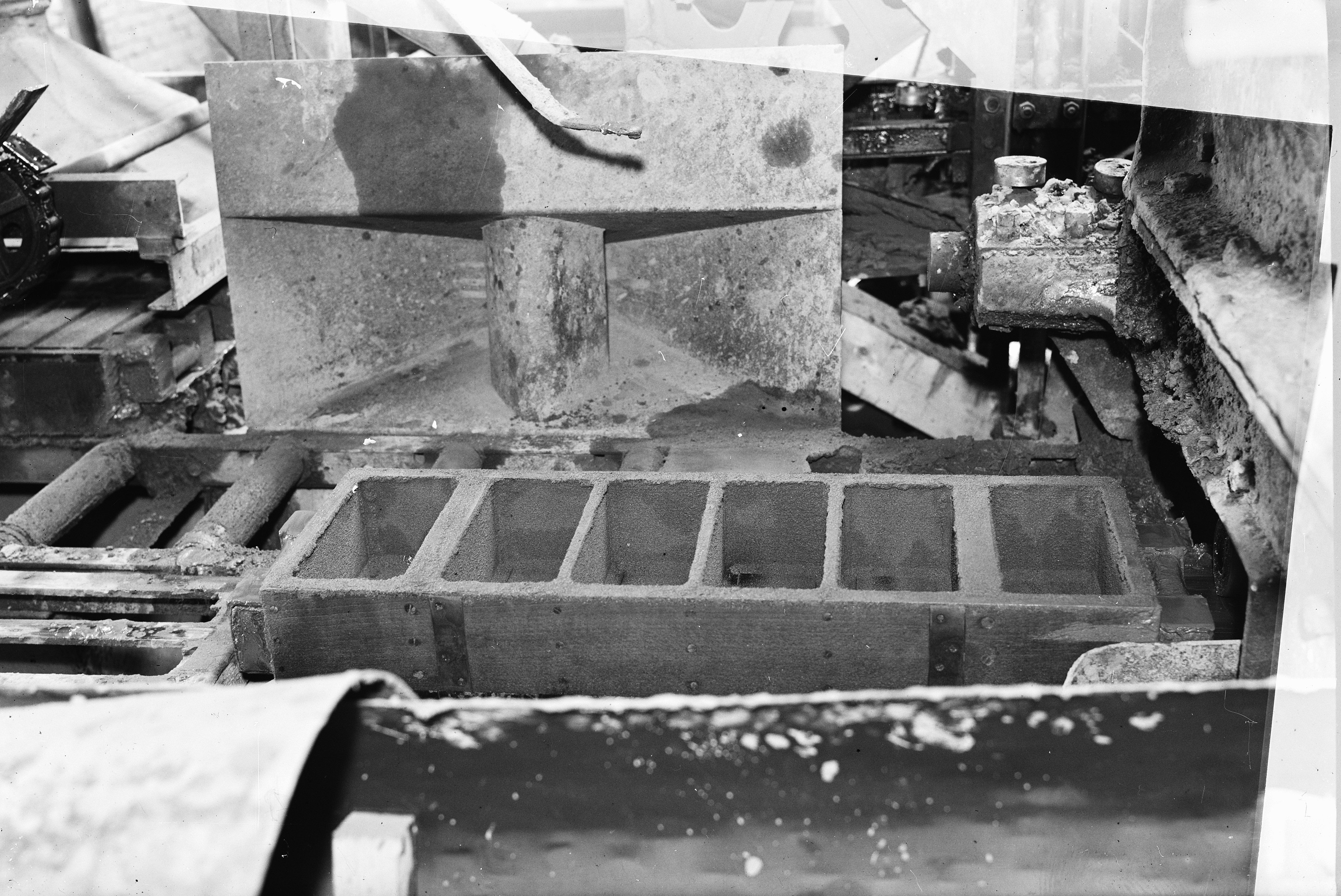 helper Zachtmoedigheid spek File:10x15 Stofafzuiging op automatische bezander in steenfabriek De  Wolfswaard te , Bestanddeelnr 256-0779.jpg - Wikimedia Commons