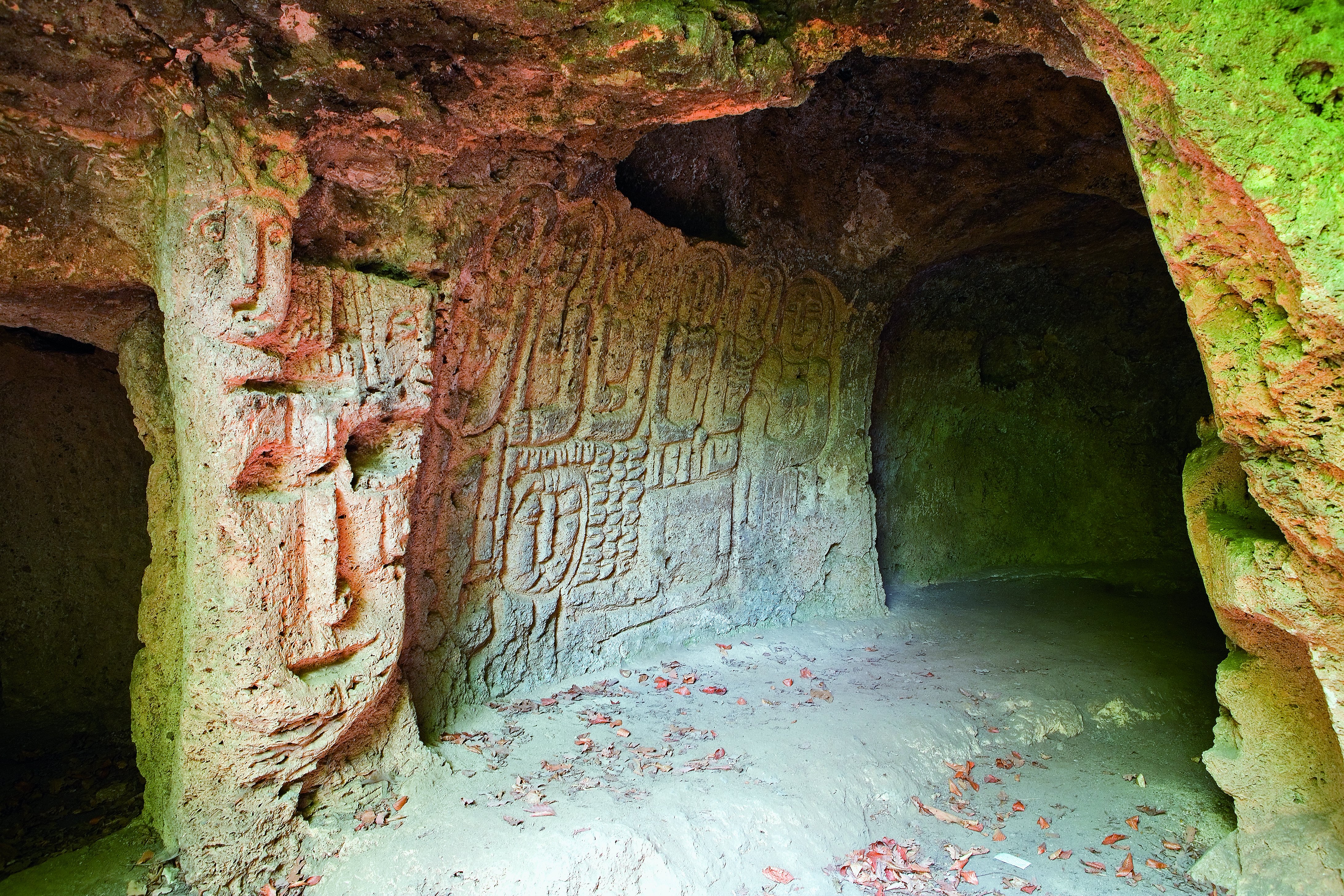 Грот это. Ластивер пещера Армения. Жилые пещеры в МАНГАХ. Cave Carvings. Шнхери Анапат.