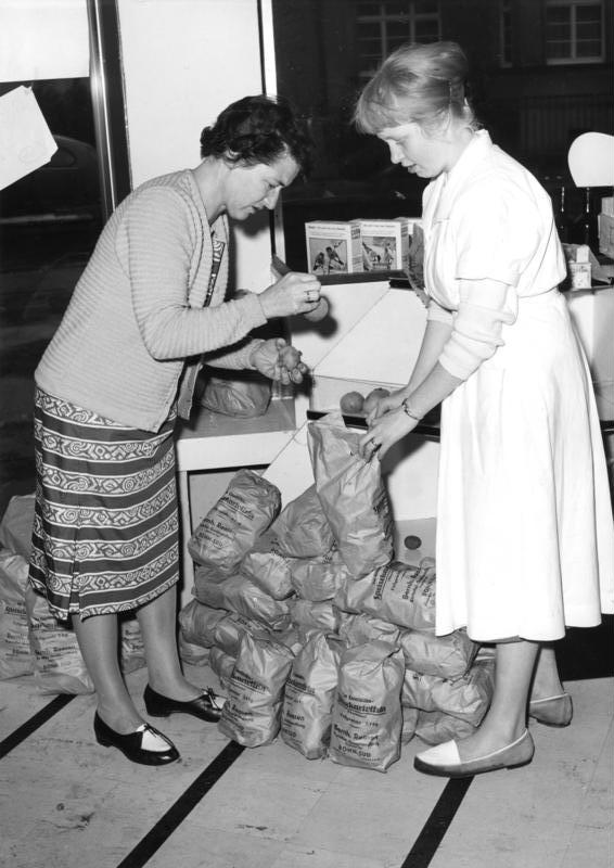 Die Edeka-Gruppe Bundesarchiv_B_145_Bild-F004738-0004%2C_Bonn%2C_Kartoffelkauf_bei_Edeka