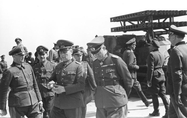 File:Bundesarchiv Bild 101I-300-1863-33A, Riva-Bella, Waffenvorführung Panzerwerfer, Rommel.jpg