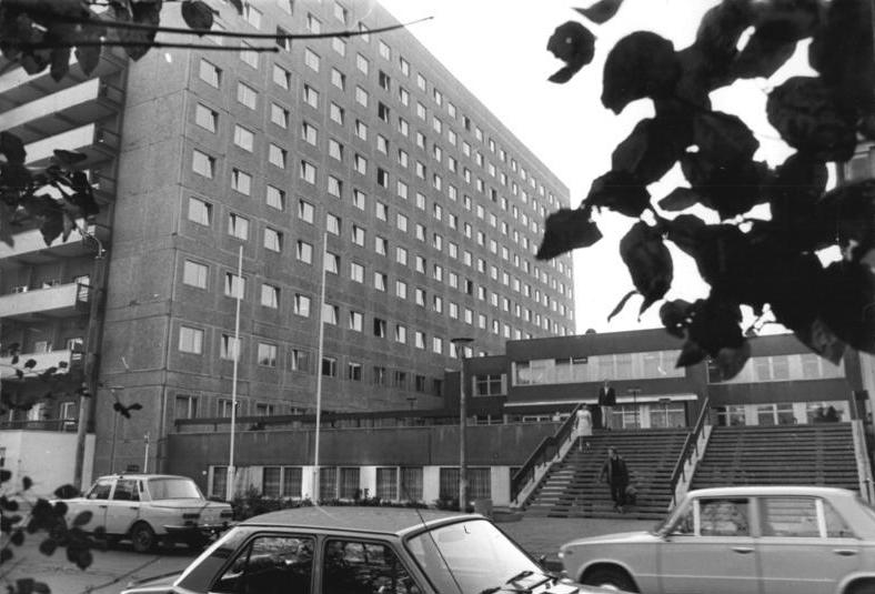 File:Bundesarchiv Bild 183-1984-1127-006, Leipzig, Universitätsklinik, Bettenhaus.jpg