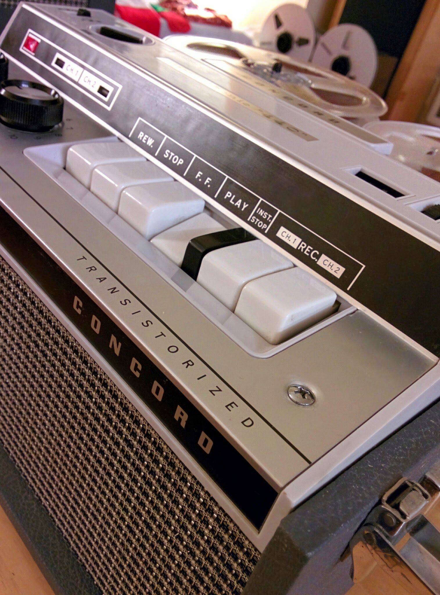 File:Concord Stereophonic 440 tape recorder, piano keys (16861055216).jpg -  Wikimedia Commons