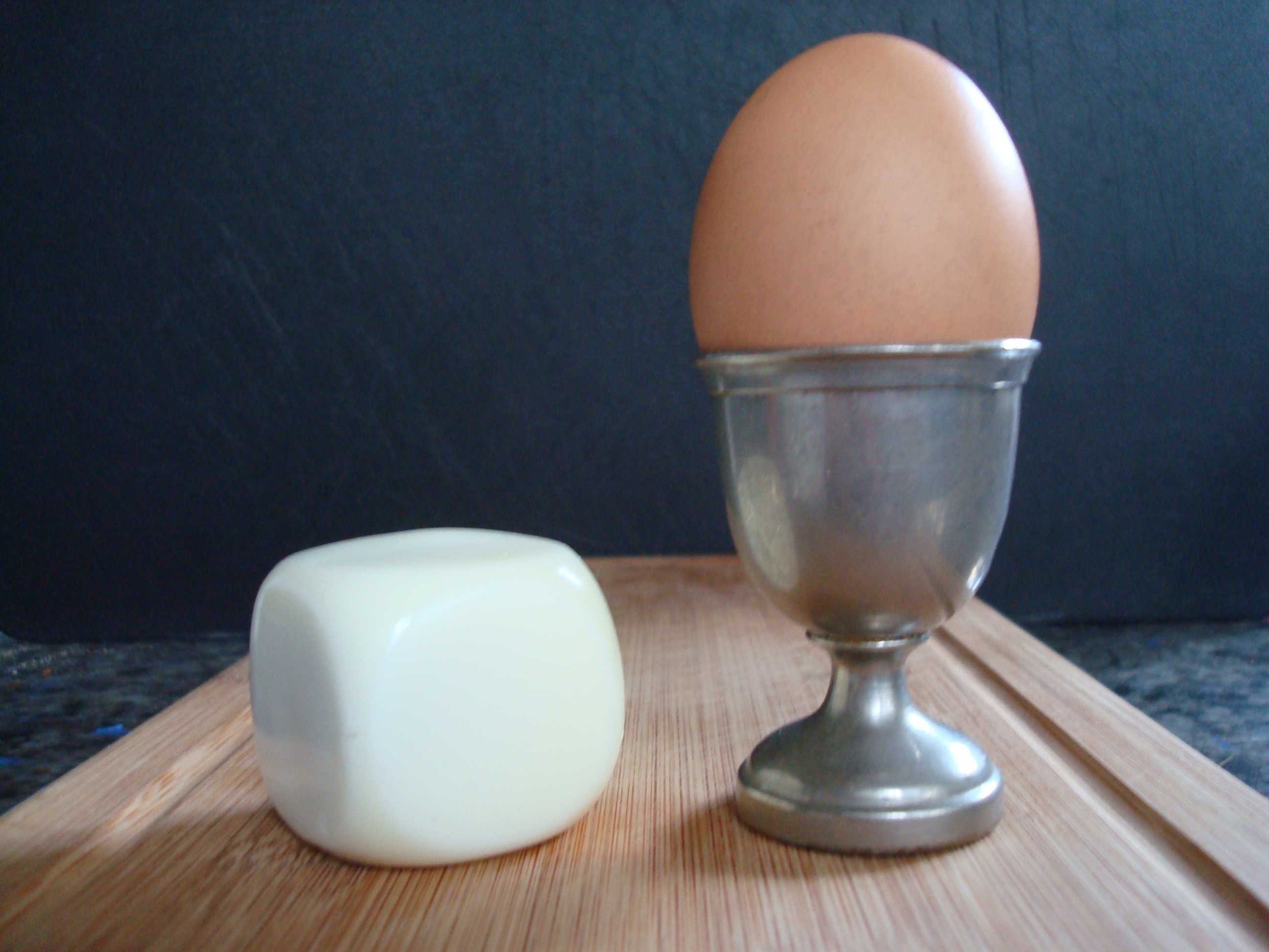 https://upload.wikimedia.org/wikipedia/commons/7/75/Cubic_egg.jpg