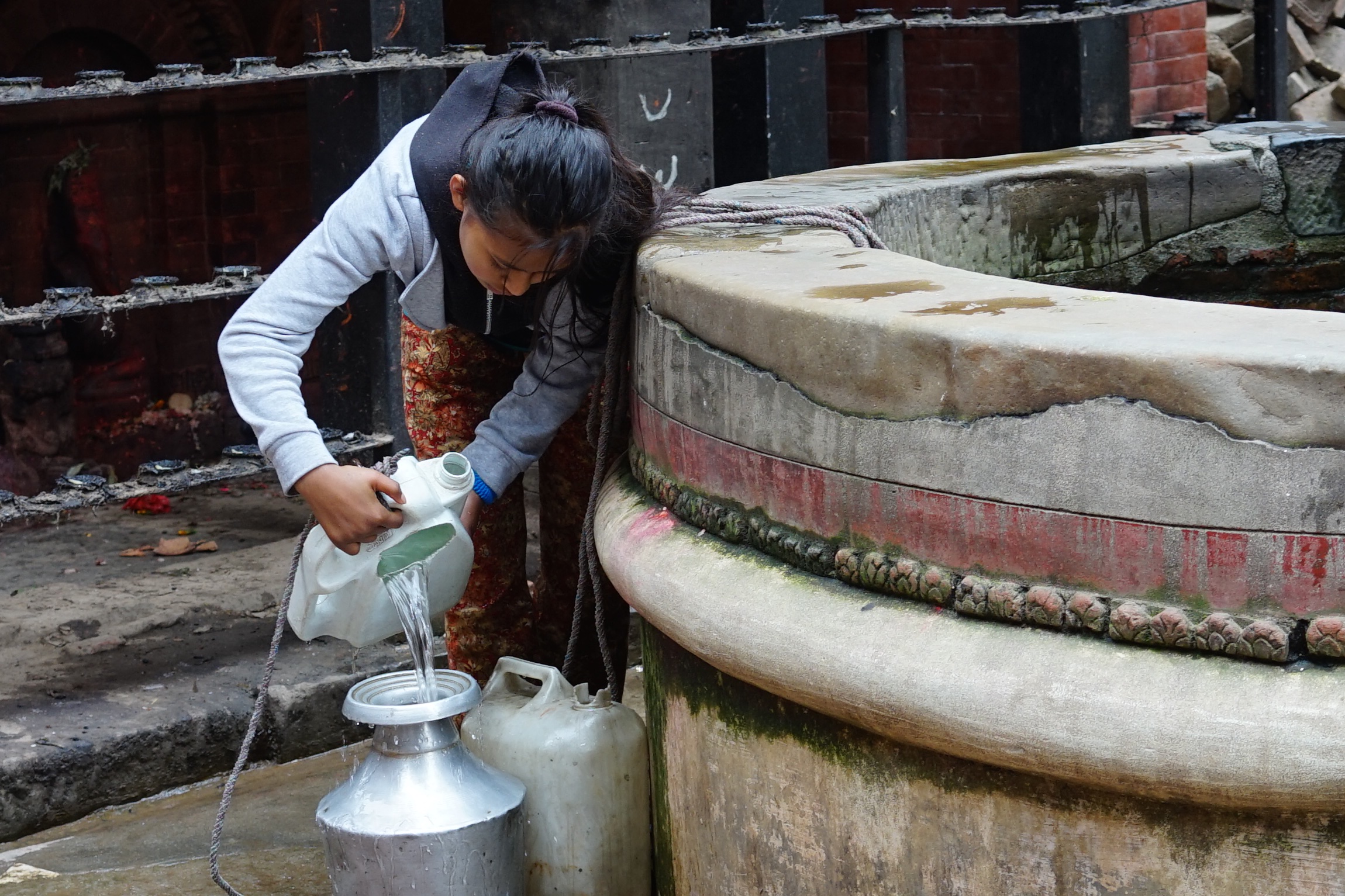 Man drawing water from a well 30cm terracotta Deruta | online sales on  HOLYART.com