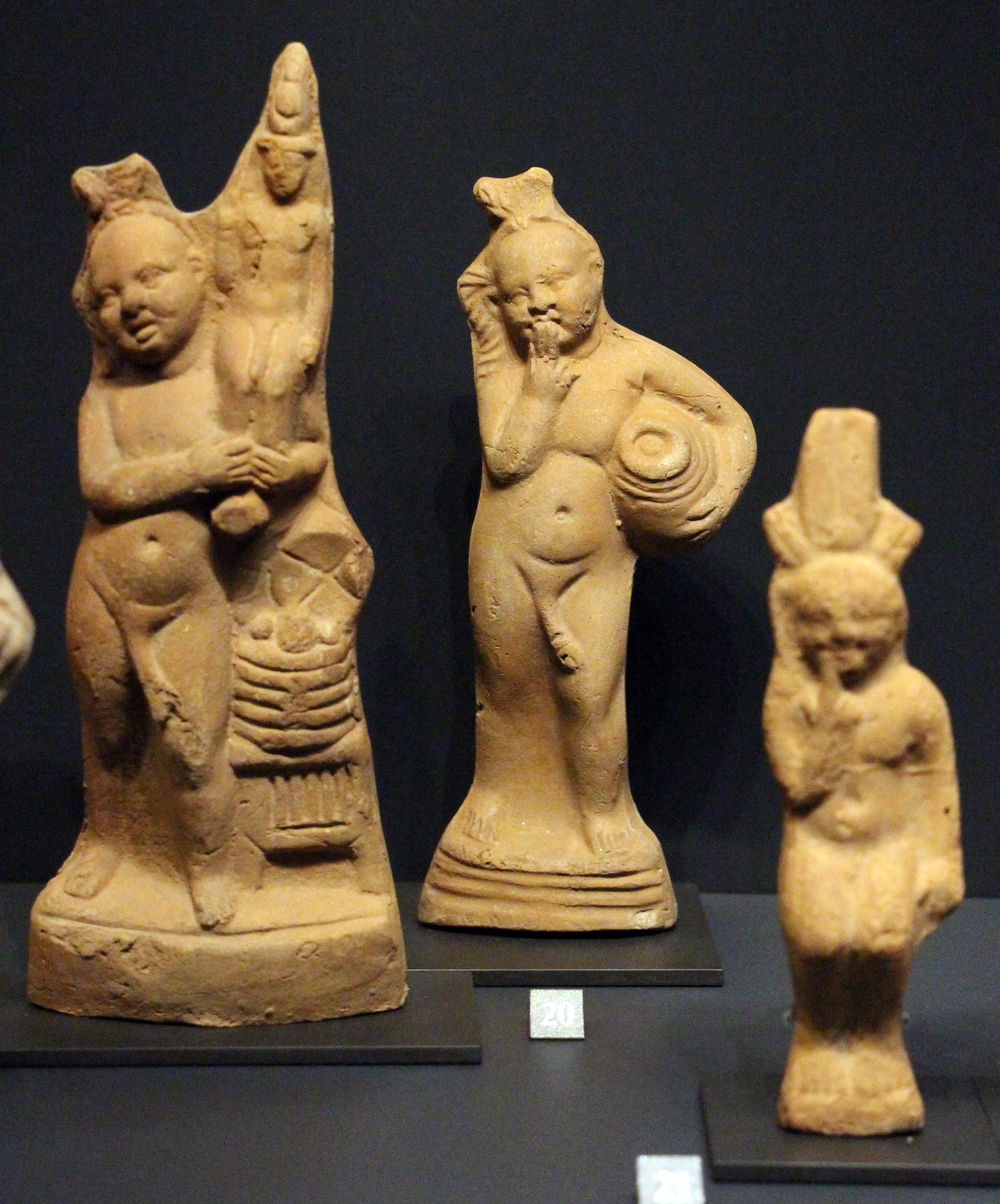 File:Egitto, arpocrate con la corona del dio bambino somtou, con un idolo e  con un vaso, I sec. ac-IV ac ca..JPG - Wikimedia Commons