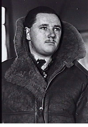 File:Flying Officer Venning of 466 Squadron RAAF at Driffield AWM UK2243.jpg