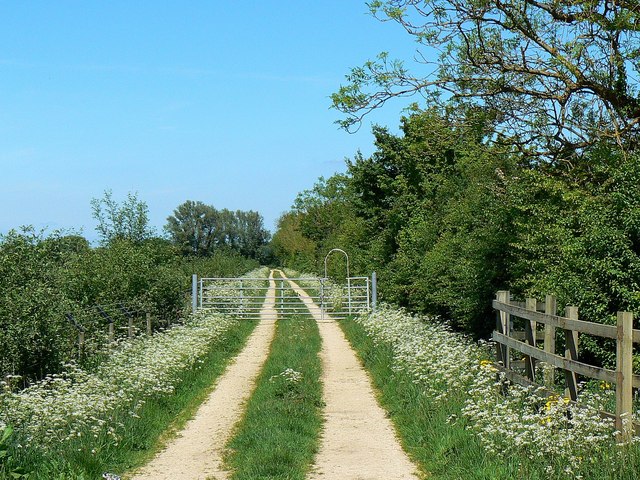 File:Gated footpath, Kempsford, Gloucestershire - geograph.org.uk - 441294.jpg