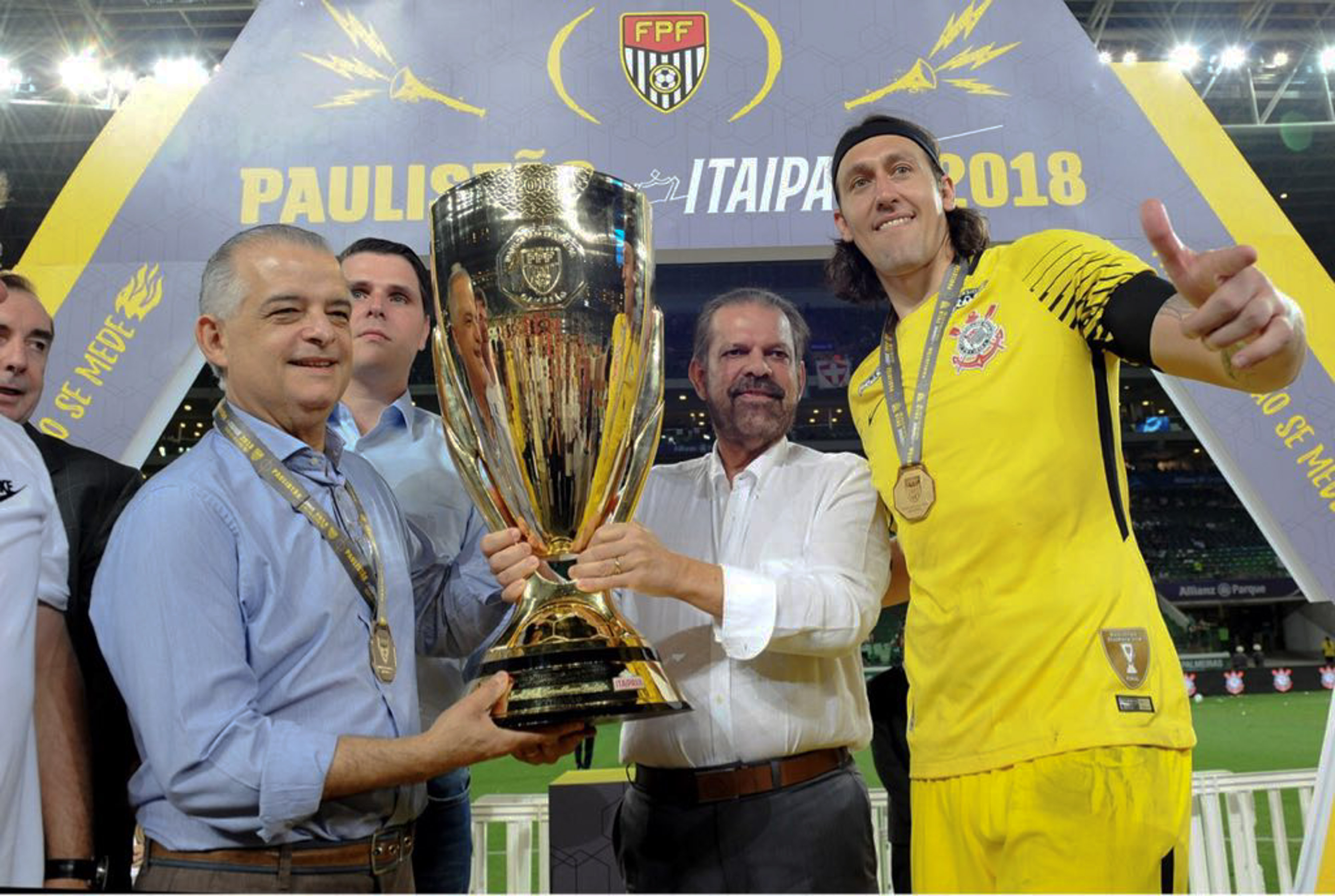 Governador entrega a taça de campeão na decisão do Campeonato