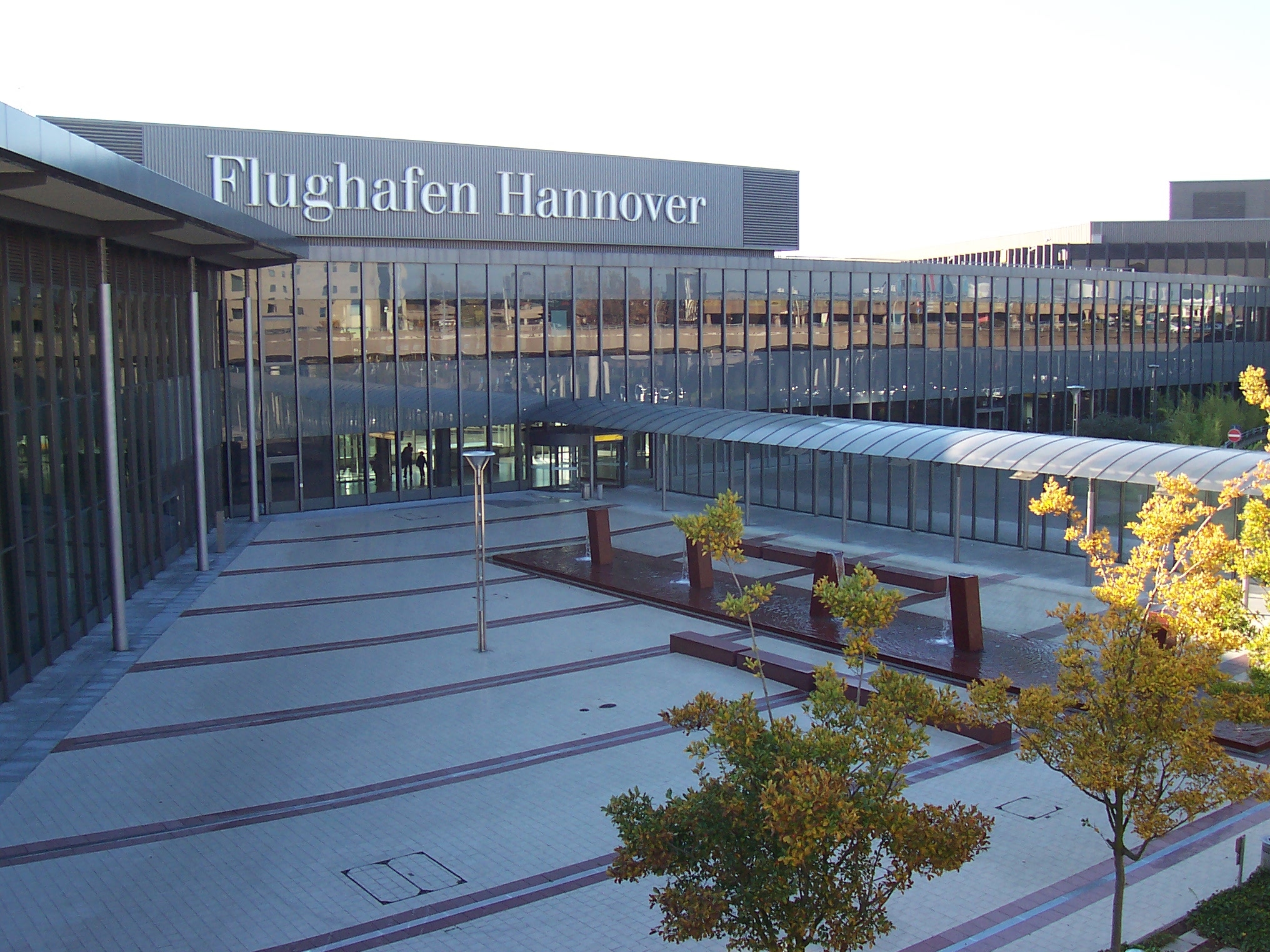 Parkplatz Flughafen Hannover - Sorgenfrei am Flughafen parken mit ICH-PARKE-BILLIGER