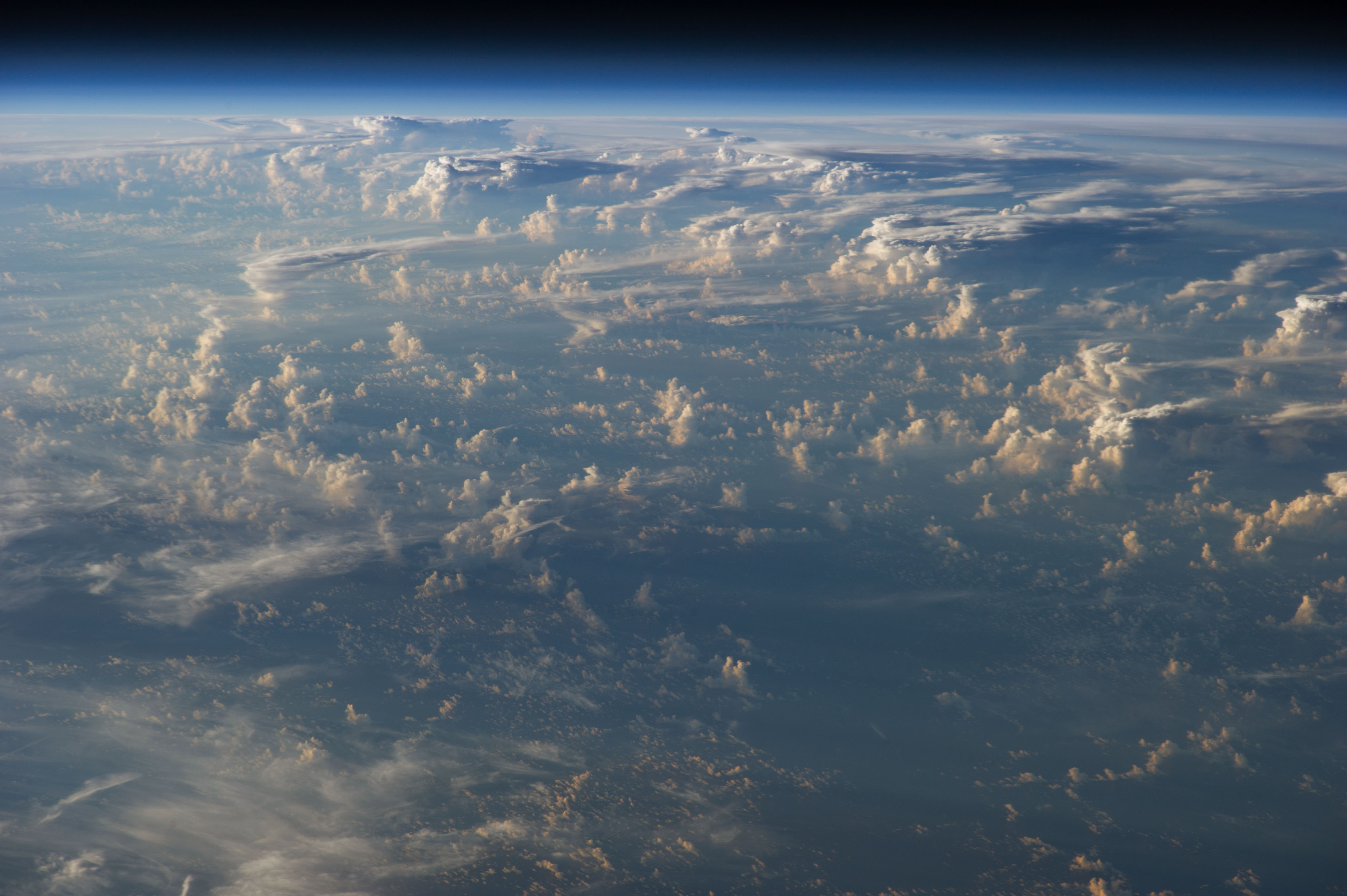 Земля там сырая. Clouds over Earth Wallpaper XR.