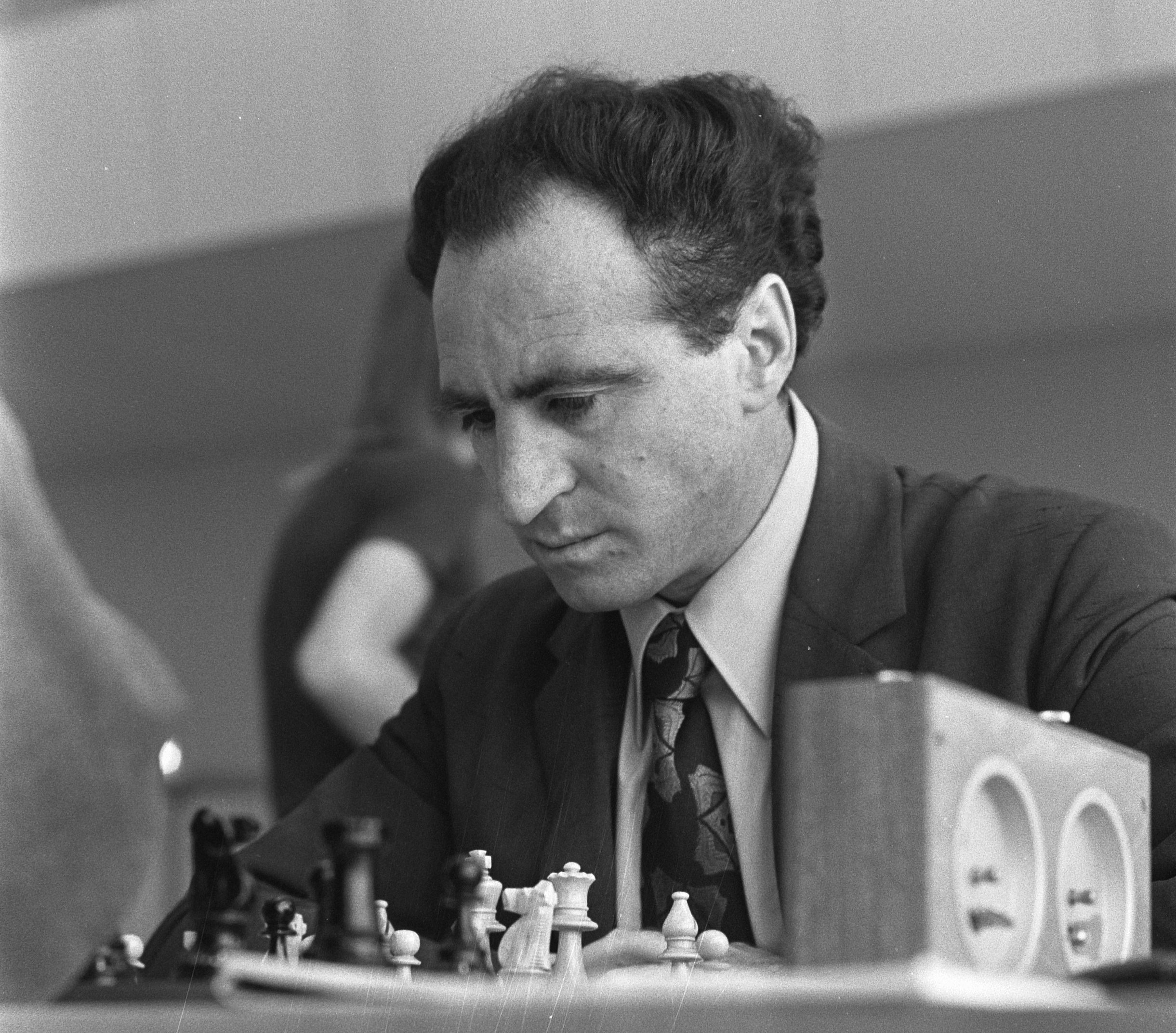 IBM Chess Tournament 1968 Description: Bronstein (l) plays against  Shamkovich (r). Kavalek looks along Date: 31 July 1968 Location: Amsterdam,  Noord-Holland Keywords: group portraits, chess players, chess tournaments, chess  players Personal name