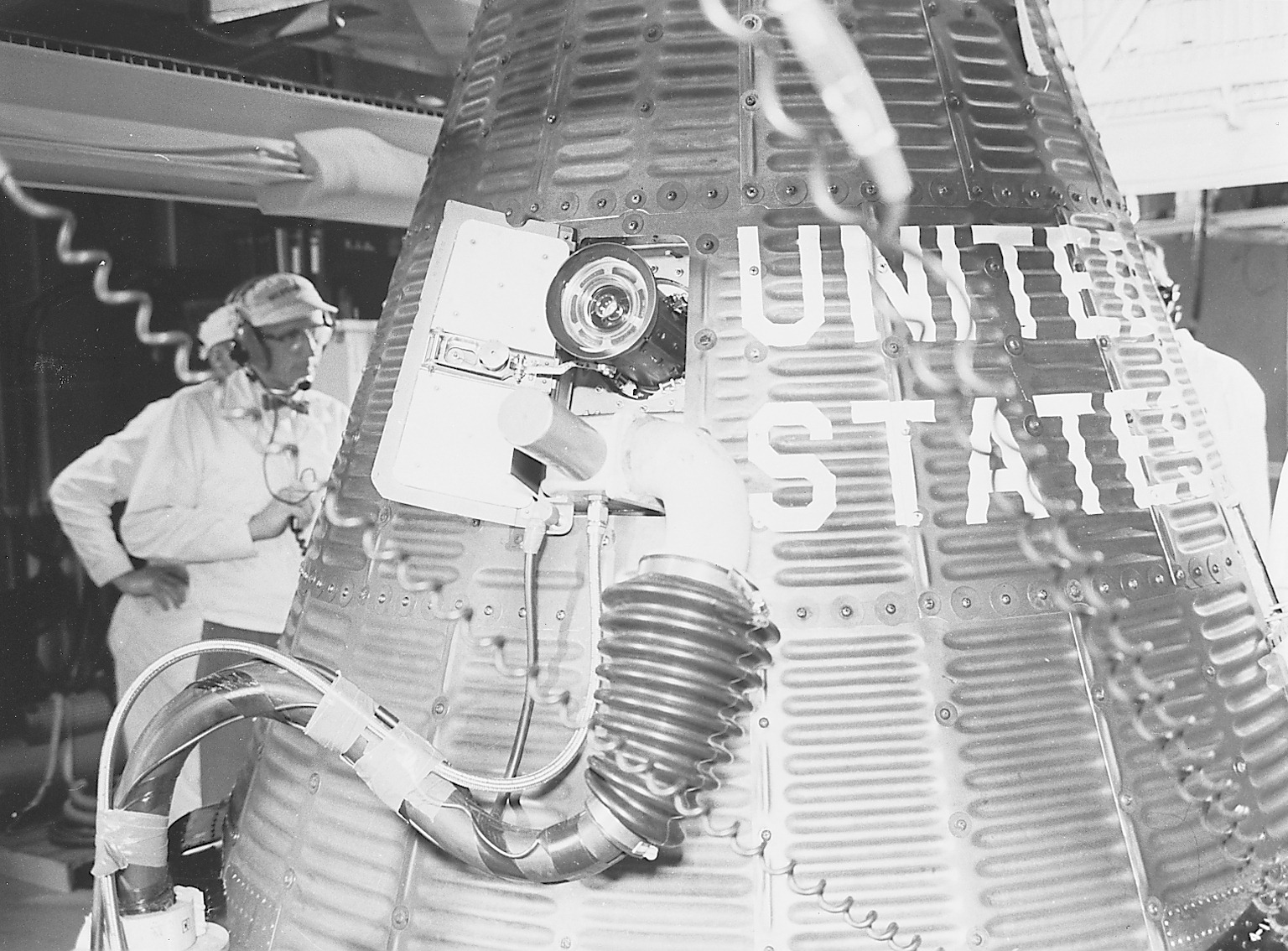 Mercury-Redstone 4 - Virgil Grissom (1961) - Page 2 Liberty_Bell_7_spacecraft_fueling_S61-03705