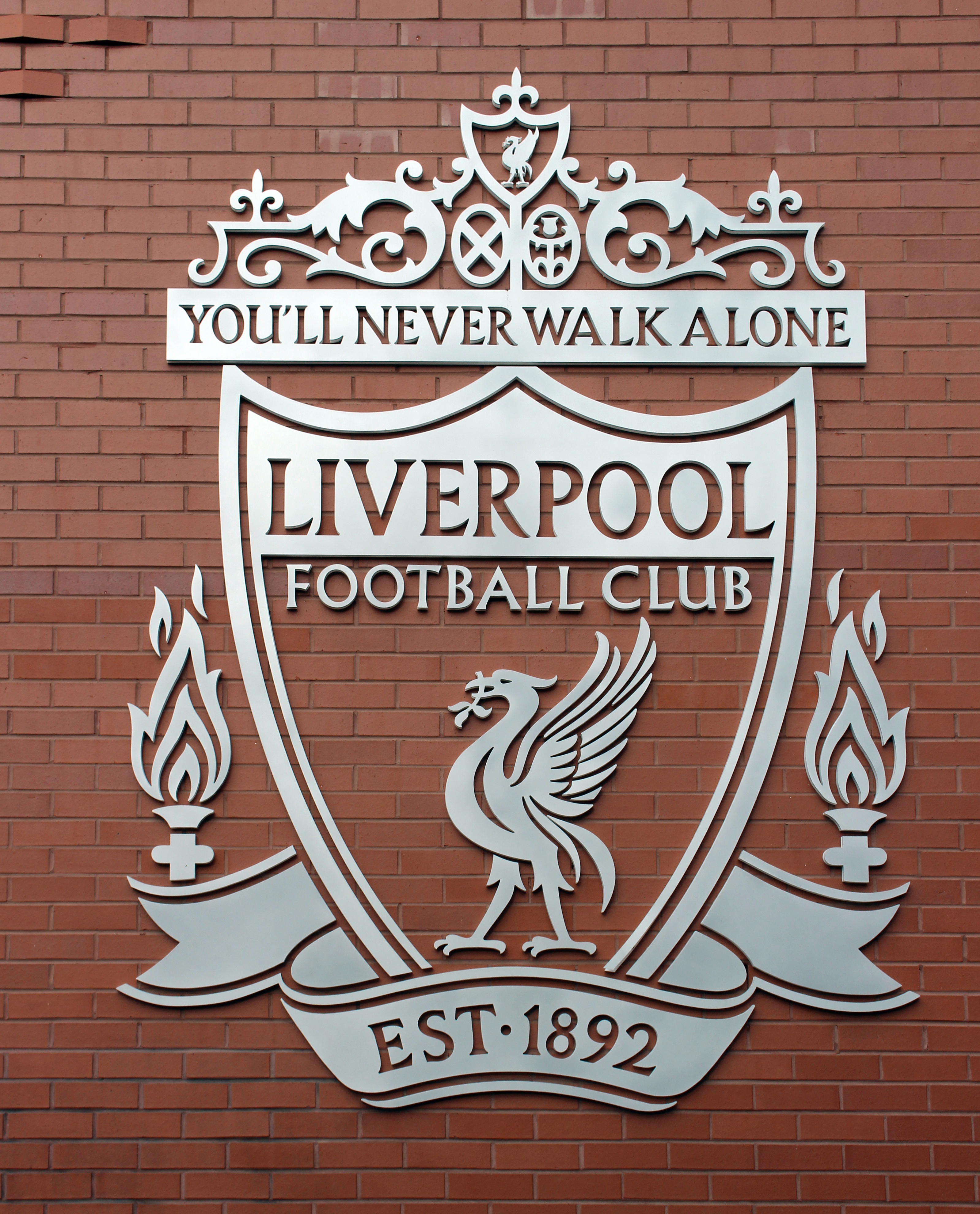 Archivo:Liverpool FC crest on Walton Breck Road.jpg - Wikipedia, la  enciclopedia libre