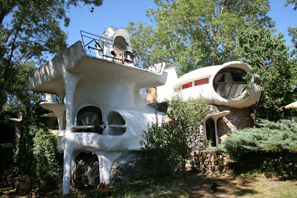 Maisons bulles en béton et la villa Roux