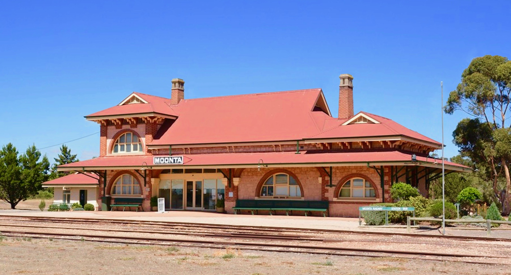 Building a station. Mudgee Австралия. Маджи город. Маджи (Австралия). Вирджинском округе Ориндж.