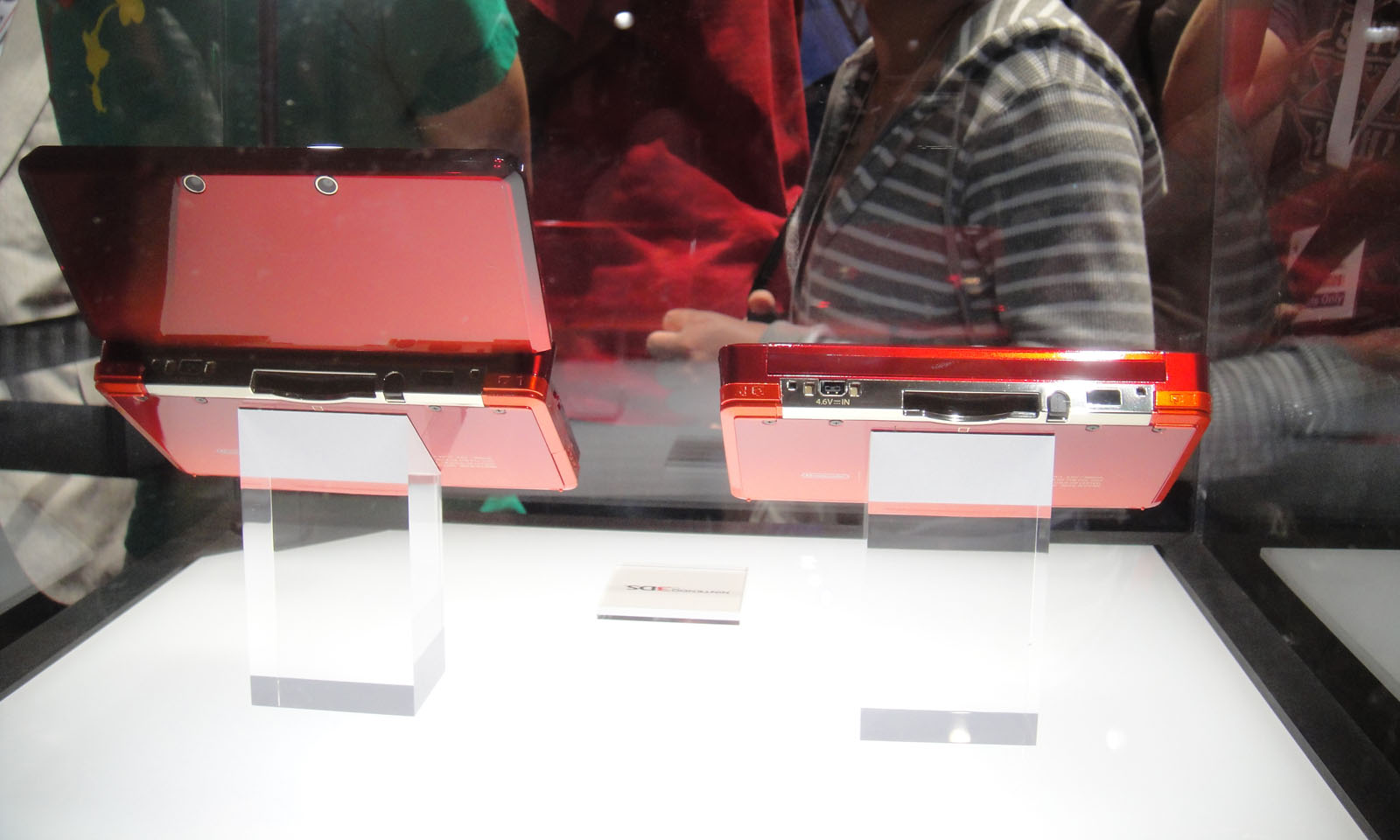 File:Nintendo 3DS display case at E3 2010 (rear angle).jpg 