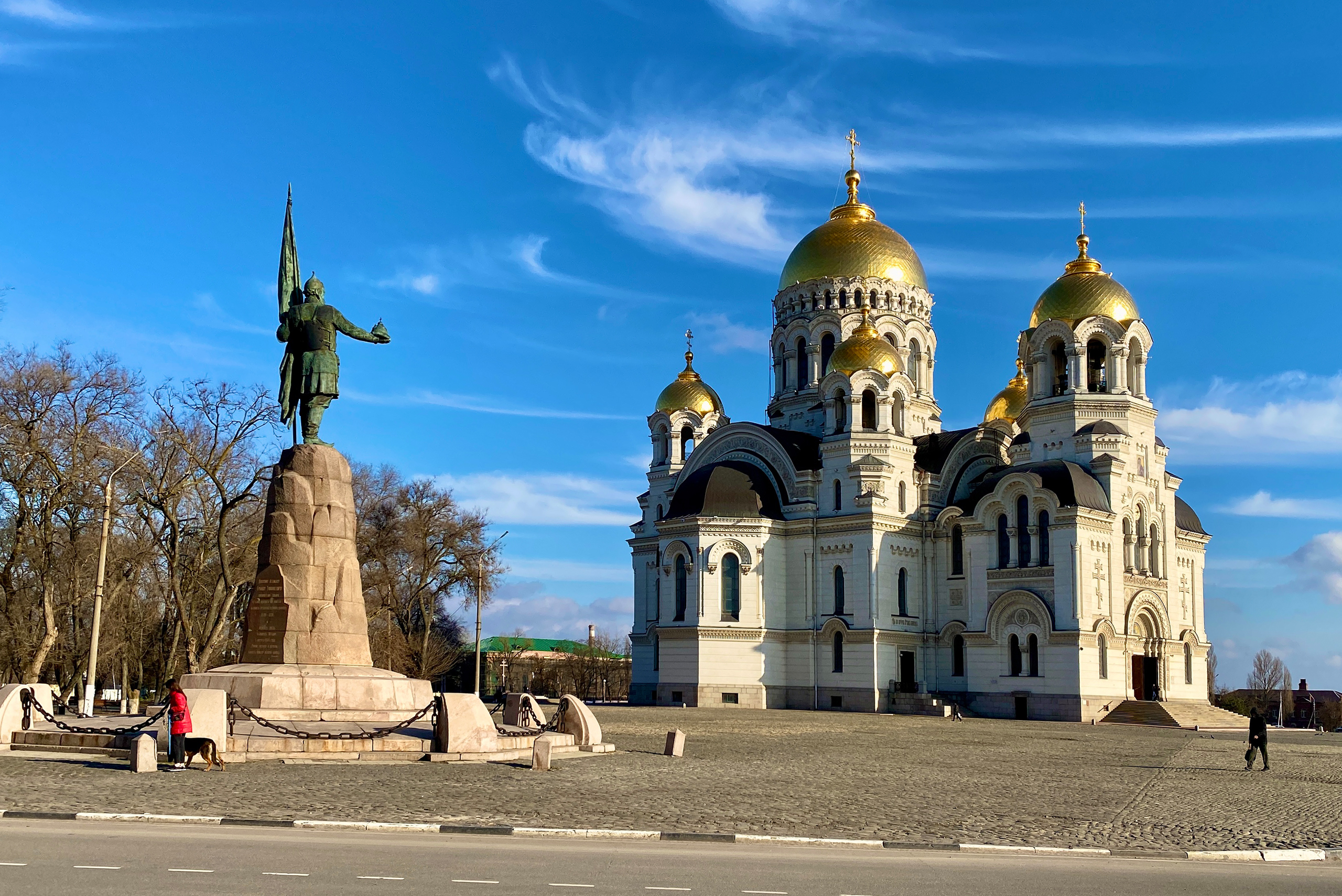 Где в новочеркасске можно. Новочеркасск Ермак с собором. Вознесе́нский войсково́й всеказачий Патриарший собор. Собор Новочеркасск площадь. Собор Новочеркасск памятник свободы.