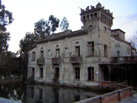 Vista della Palazzina Liberty che si affaccia sul laghetto (la pescara)