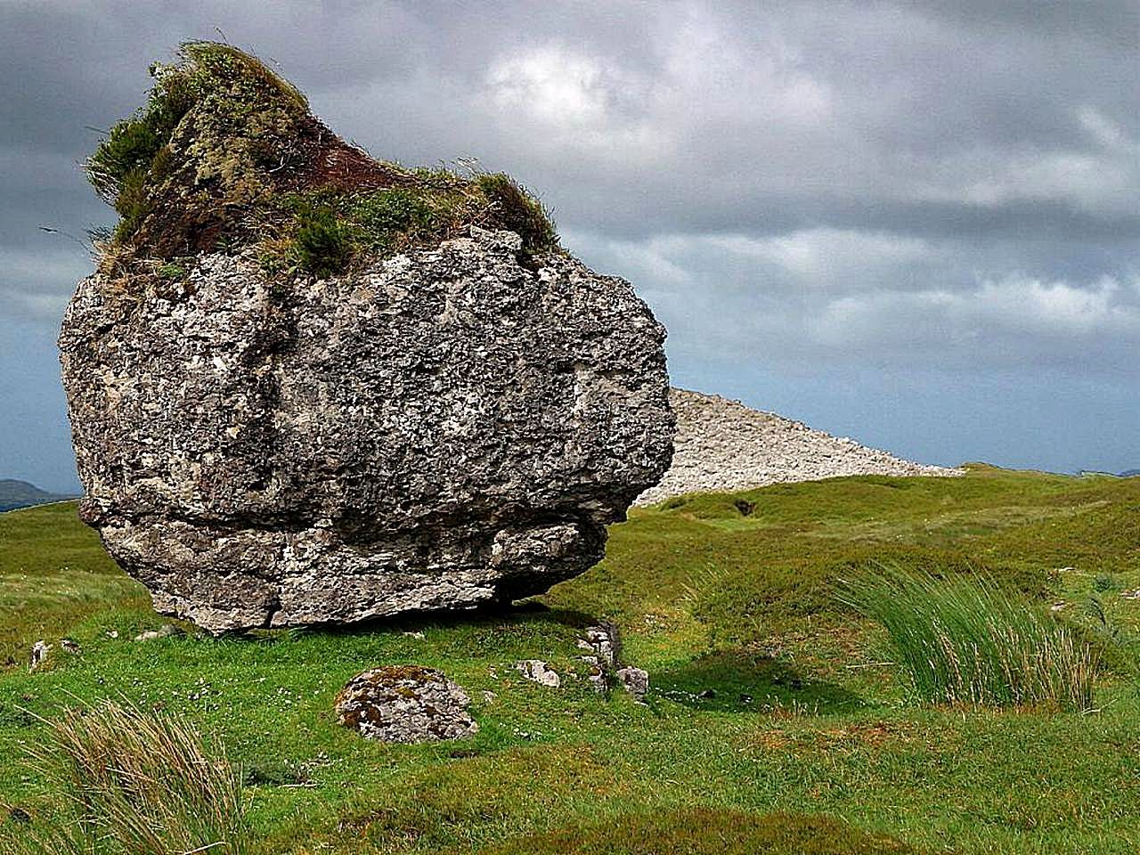 Stone huge. Камень Фаль Ирландия. Камень валун большой. Большой камень скала. Скалы камни валуны.