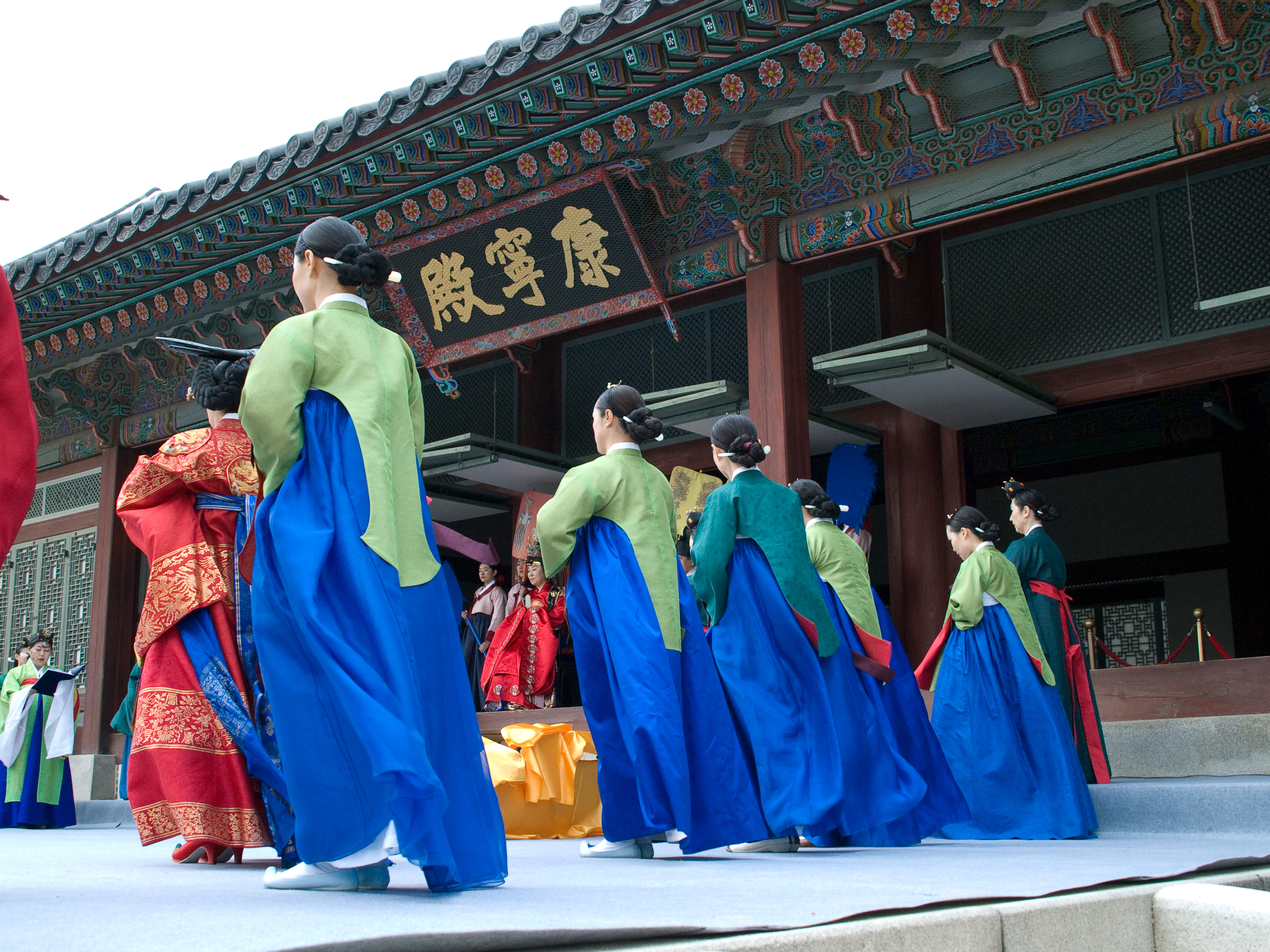 https://upload.wikimedia.org/wikipedia/commons/7/75/Seoul-Gyeongbokgung-Chinjamrye-01.jpg