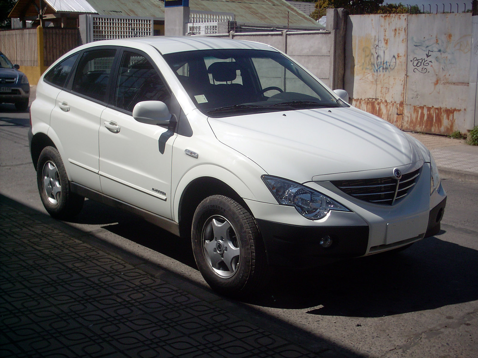 Ssangyong actyon 2006 года. Машина САНЙОНГ Актион a230 2008 г. белый фото сбоку.