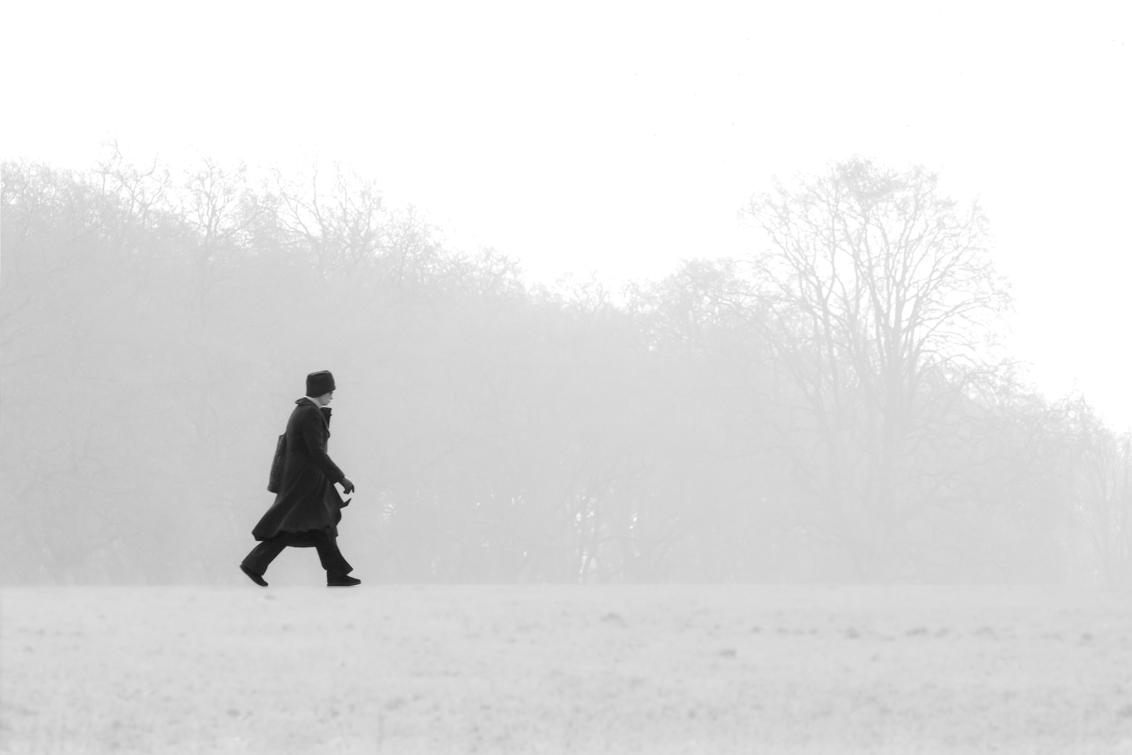 И надрываясь в метелях. Одинокий человек в снегу. Мужчина идет. Одинокий человек зимой. Силуэт путника.