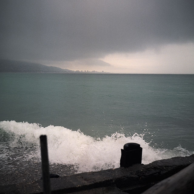 Погода гагра вода в море. Black Sea Гагры. Шторм в Гагре. Гагры дождь Абхазия. Ливень в Гаграх.