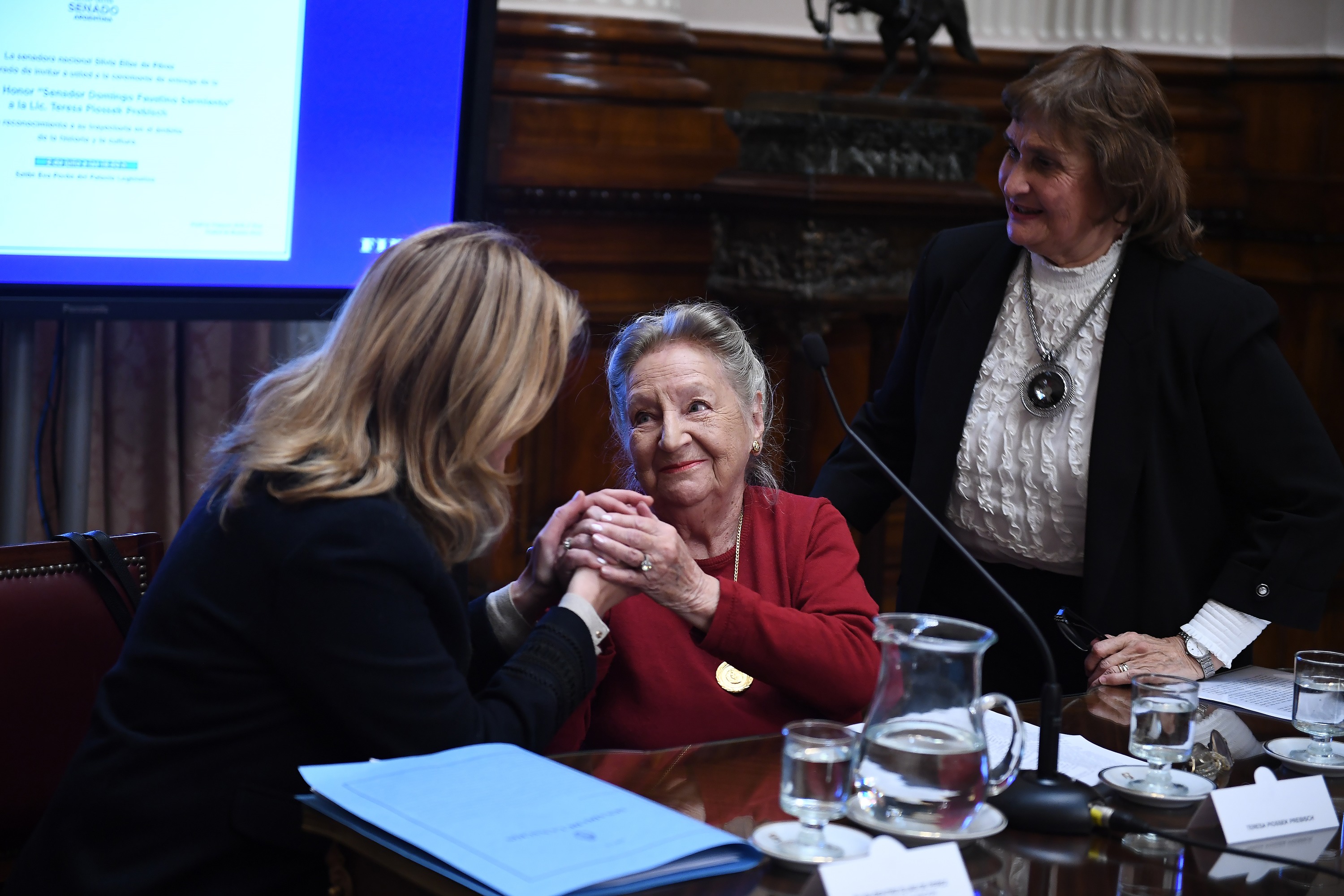 Teresa Piossek recibe la Mención de Honor "Domingo F. Sarmiento". Senado de la Nación, julio de 2019.