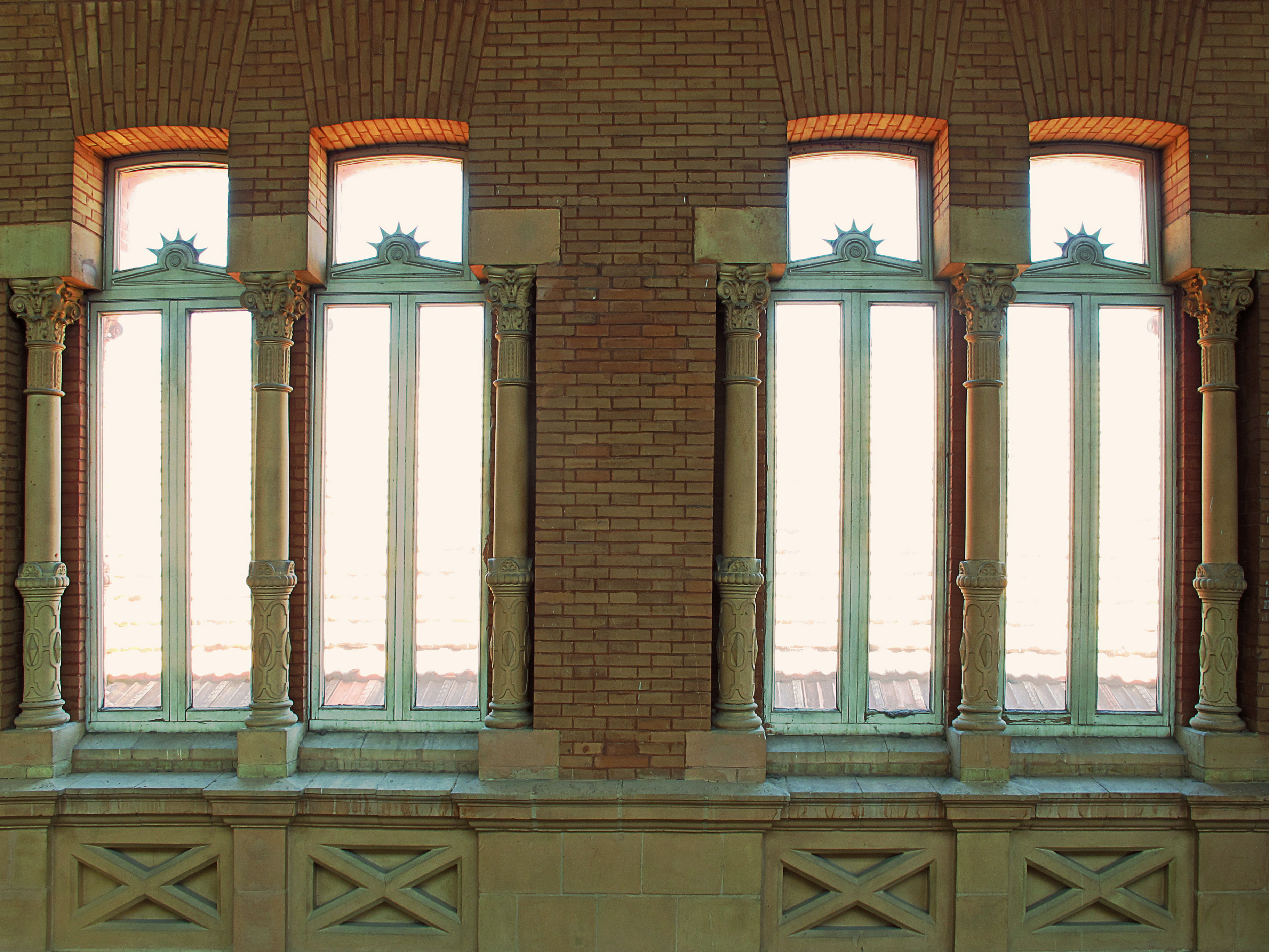 Polémico Respiración Reflexión File:Unas ventanas elegantes en la Estacion de Atocha (Madrid).jpg -  Wikimedia Commons