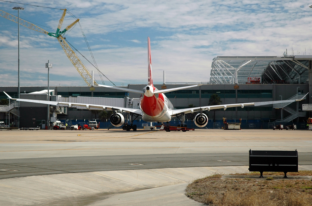 Новый день аэропорт. Airbus a330-303 Qantas 2008 авария.