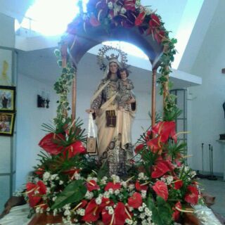 Archivo:Virgen del carmen con su arreglo para el dia central.jpg -  Wikipedia, la enciclopedia libre
